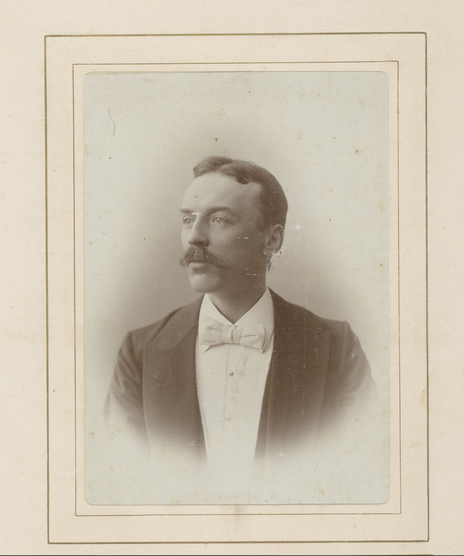 Portret van een man met snor by Albert Greiner