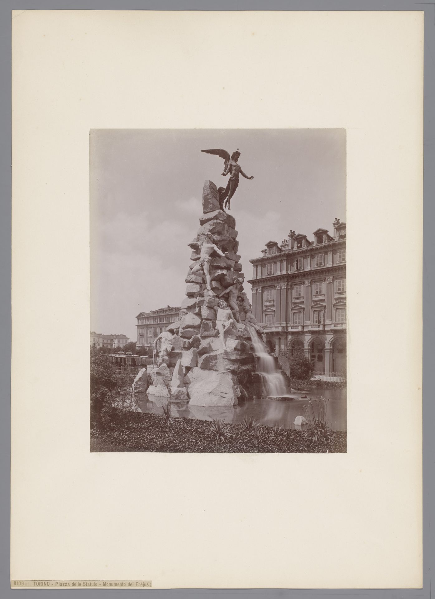 Gezicht op het Momumento del Frejus aan het Piazza Statuto te Turijn, Italië by Carlo Brogi