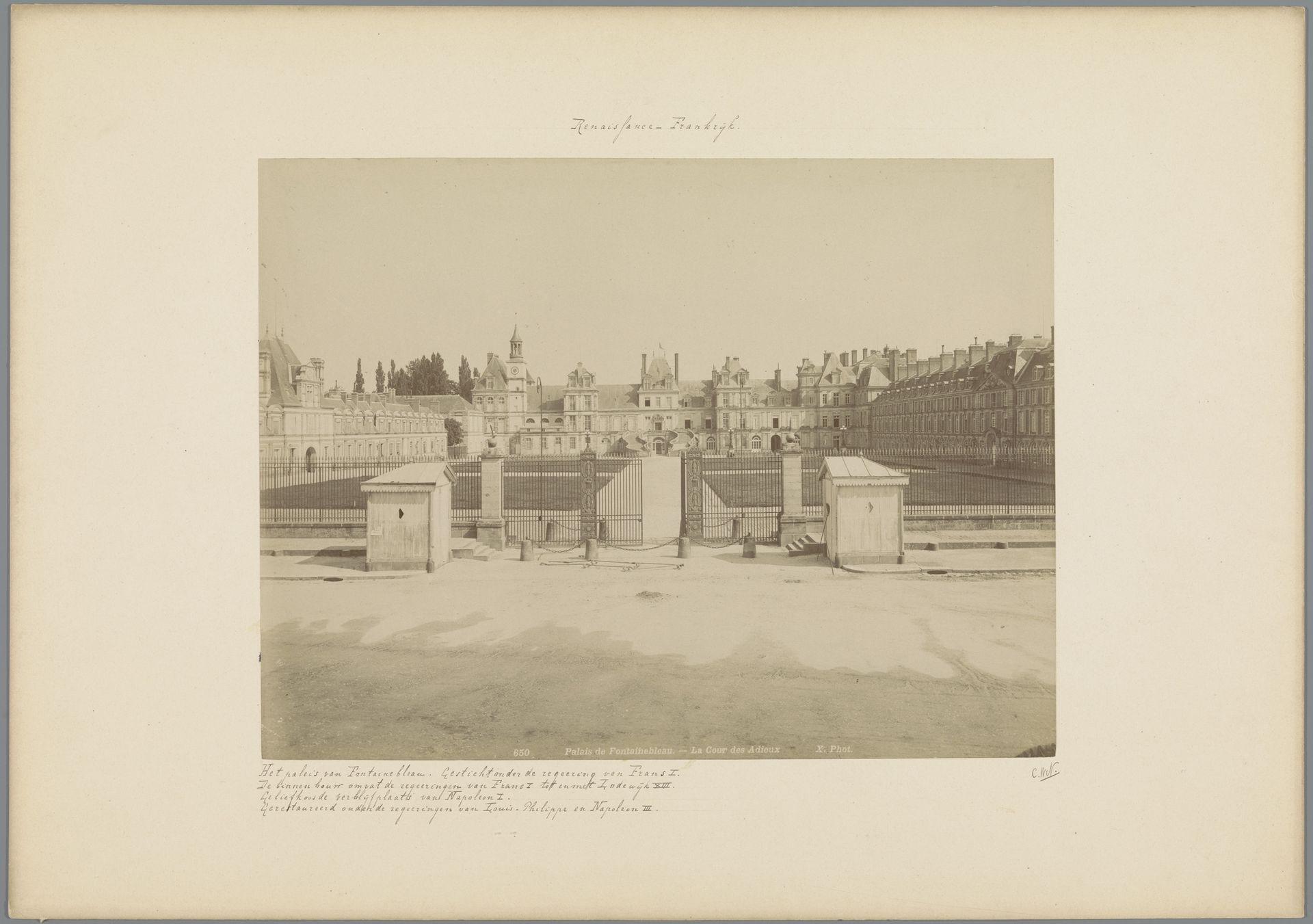 Gezicht op de binnenplaats van het Paleis van Fontainebleau by X phot.