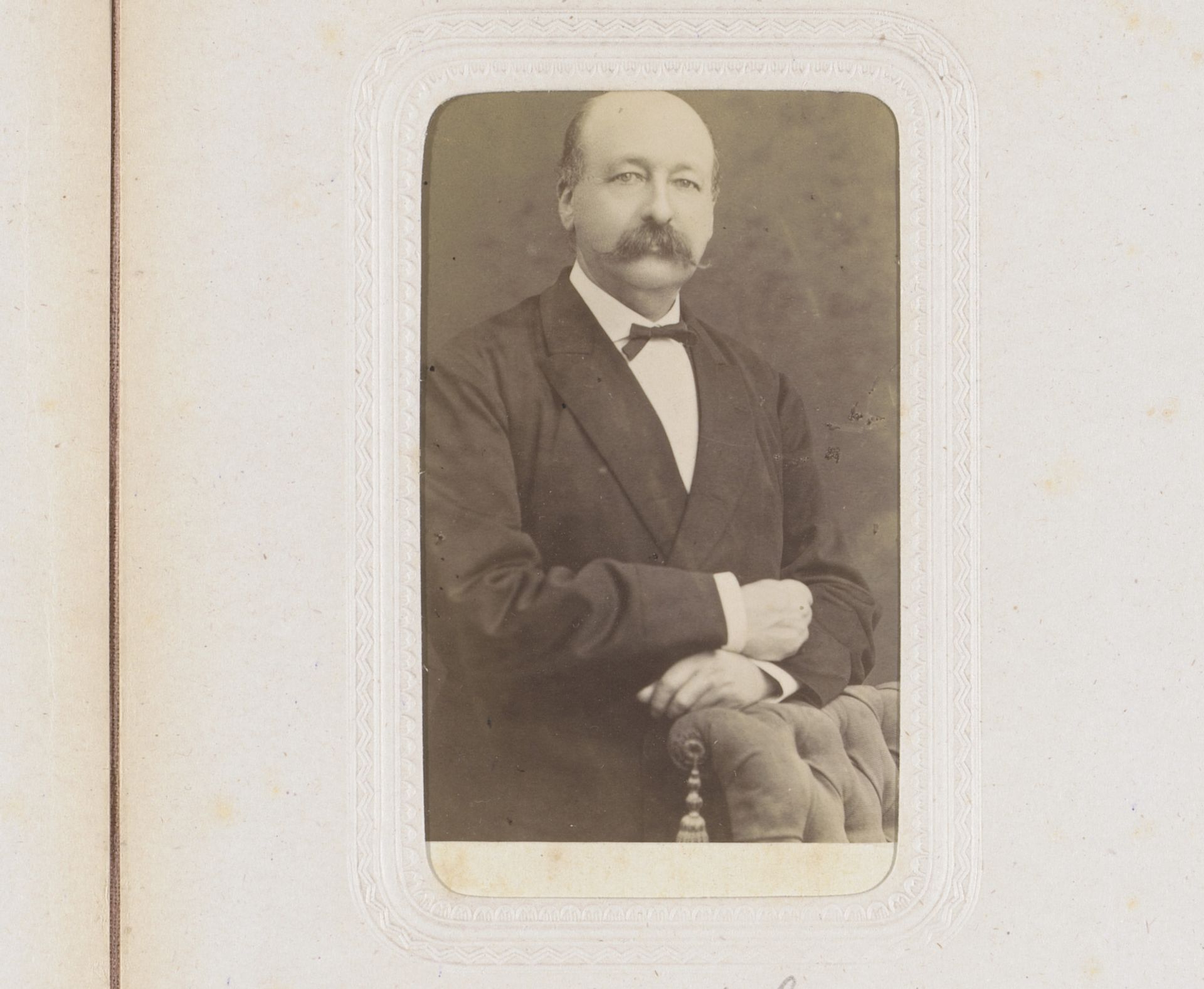 Portret van een man bij een stoel, aangeduid als Van Brakel by De Lavieter & Co.