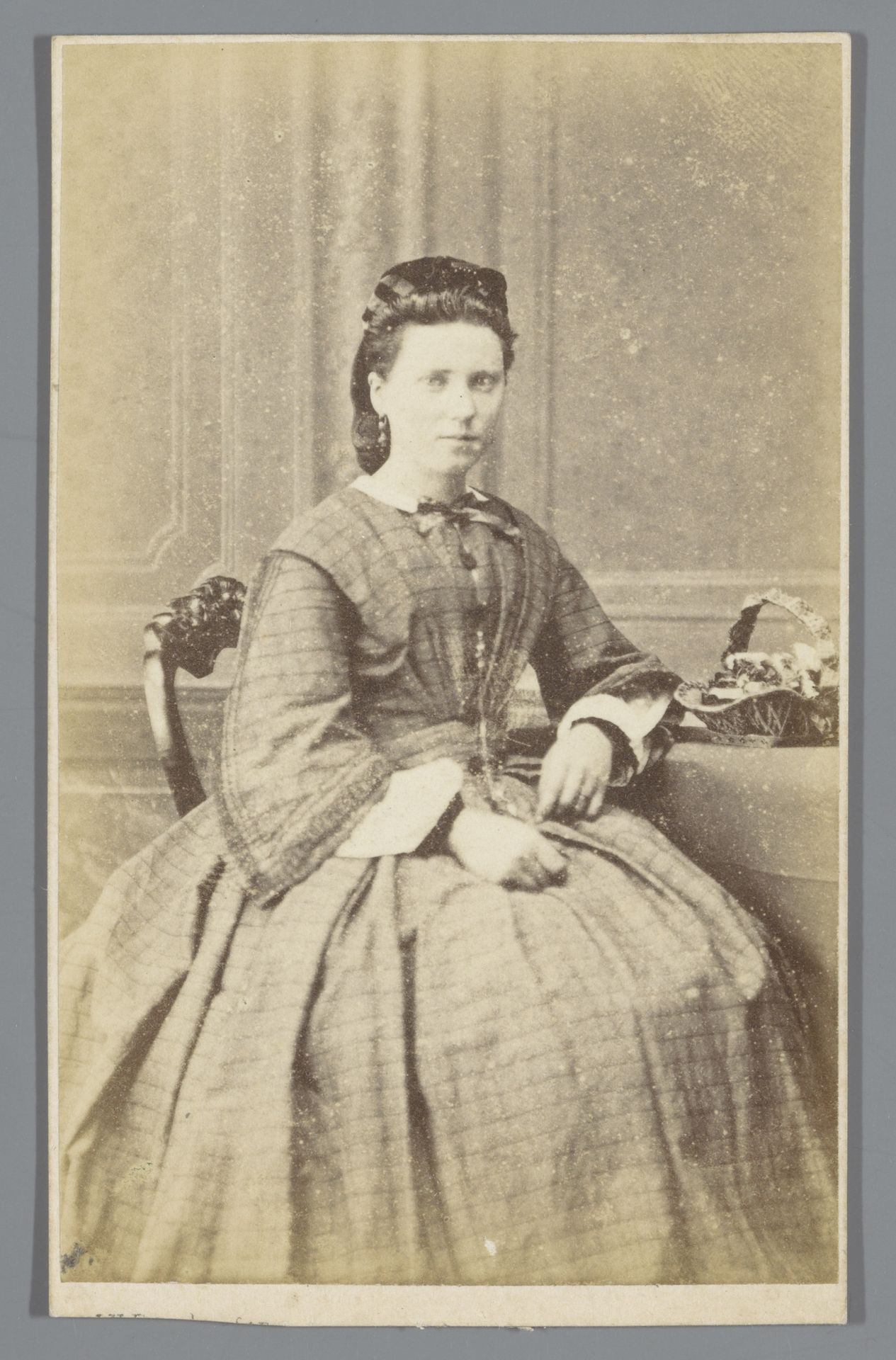 Portret van een onbekende vrouw, zittend aan tafel by Johannes Hinderikus Egenberger