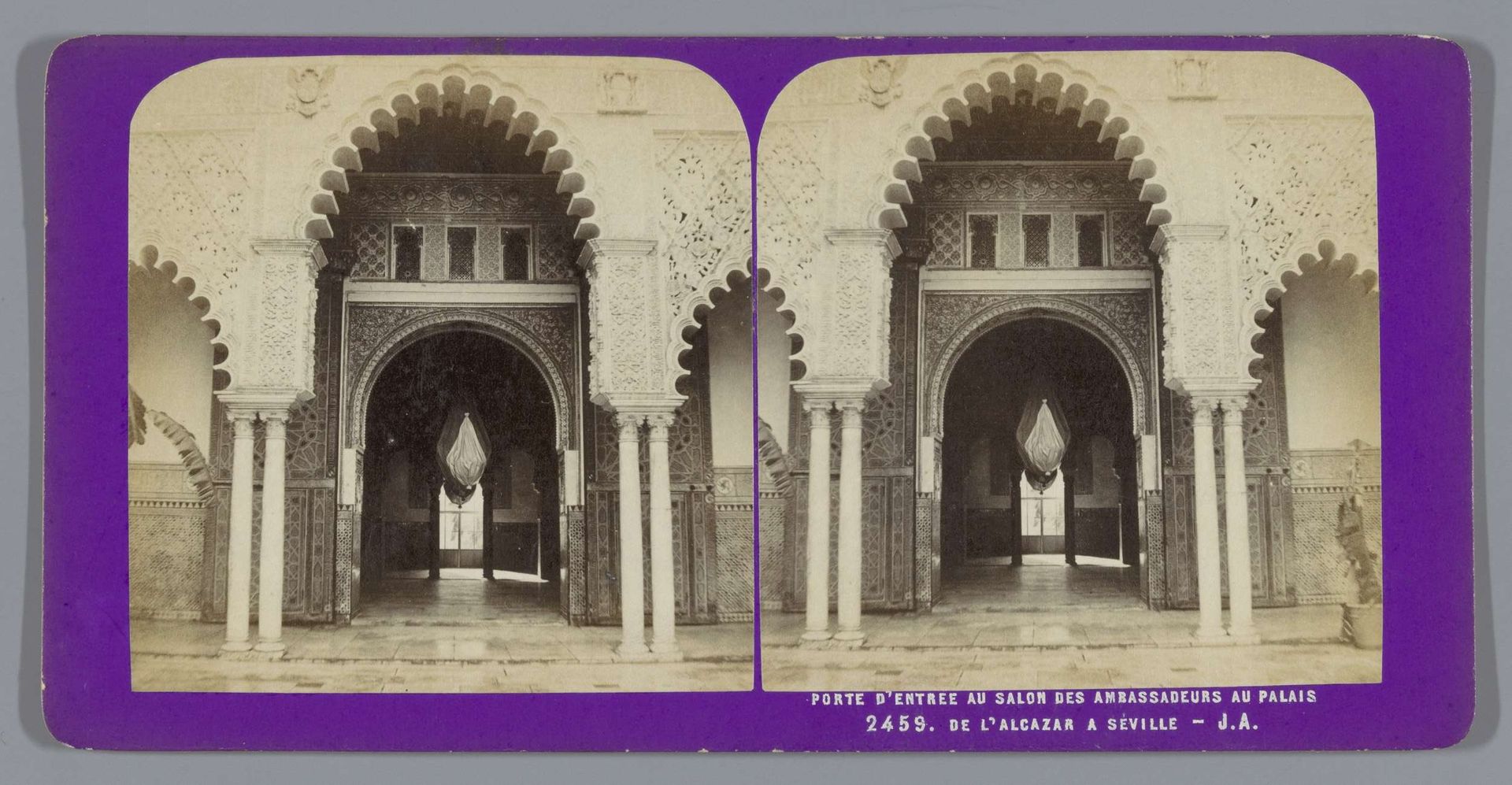 Gezicht op de toegangspoort van de Salón de Embajadores in het Alcazar in Sevilla by Jean Andrieu