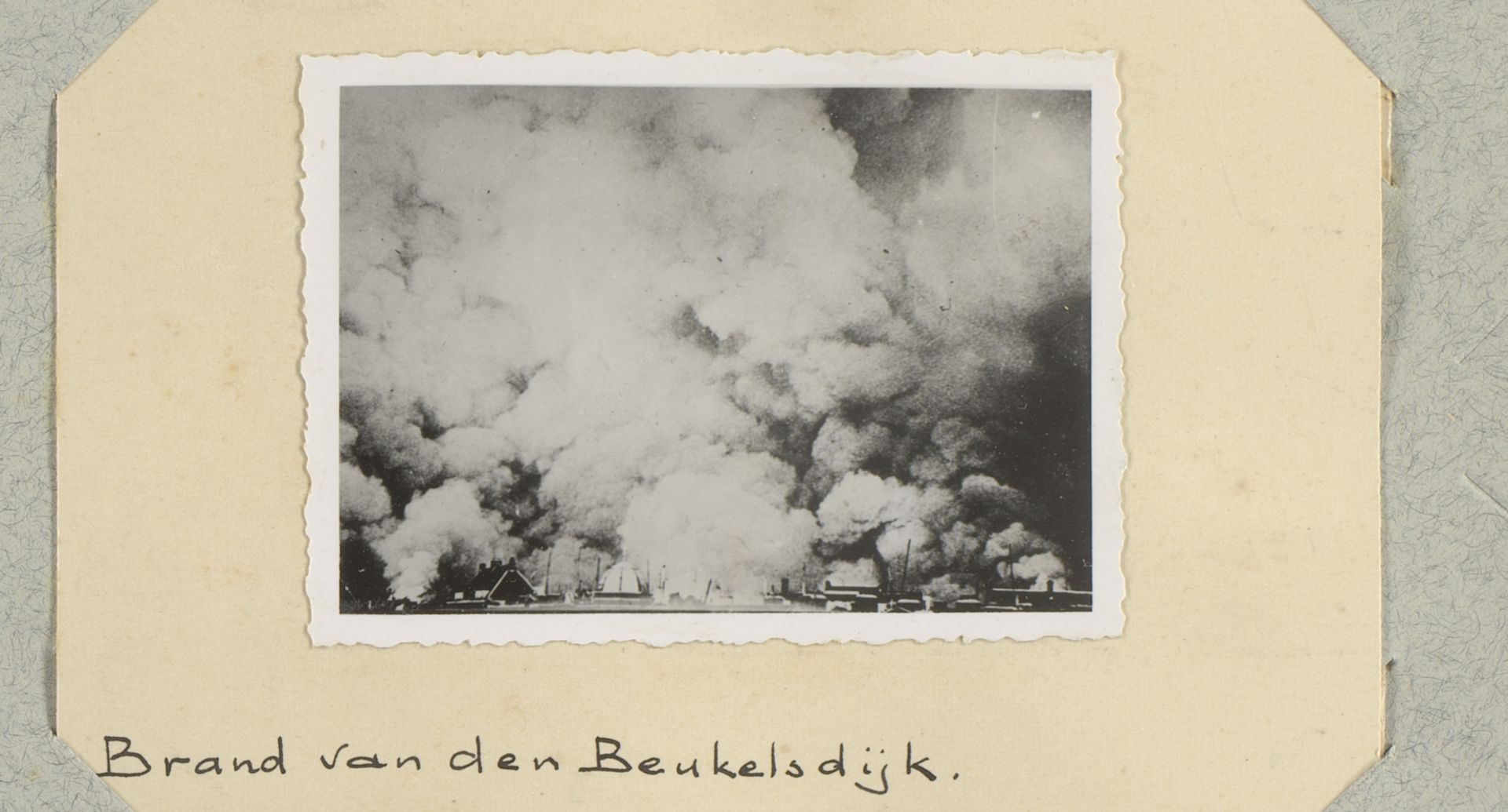 Brand en rookwolken bij de Beukelsdijk by J. Nolte