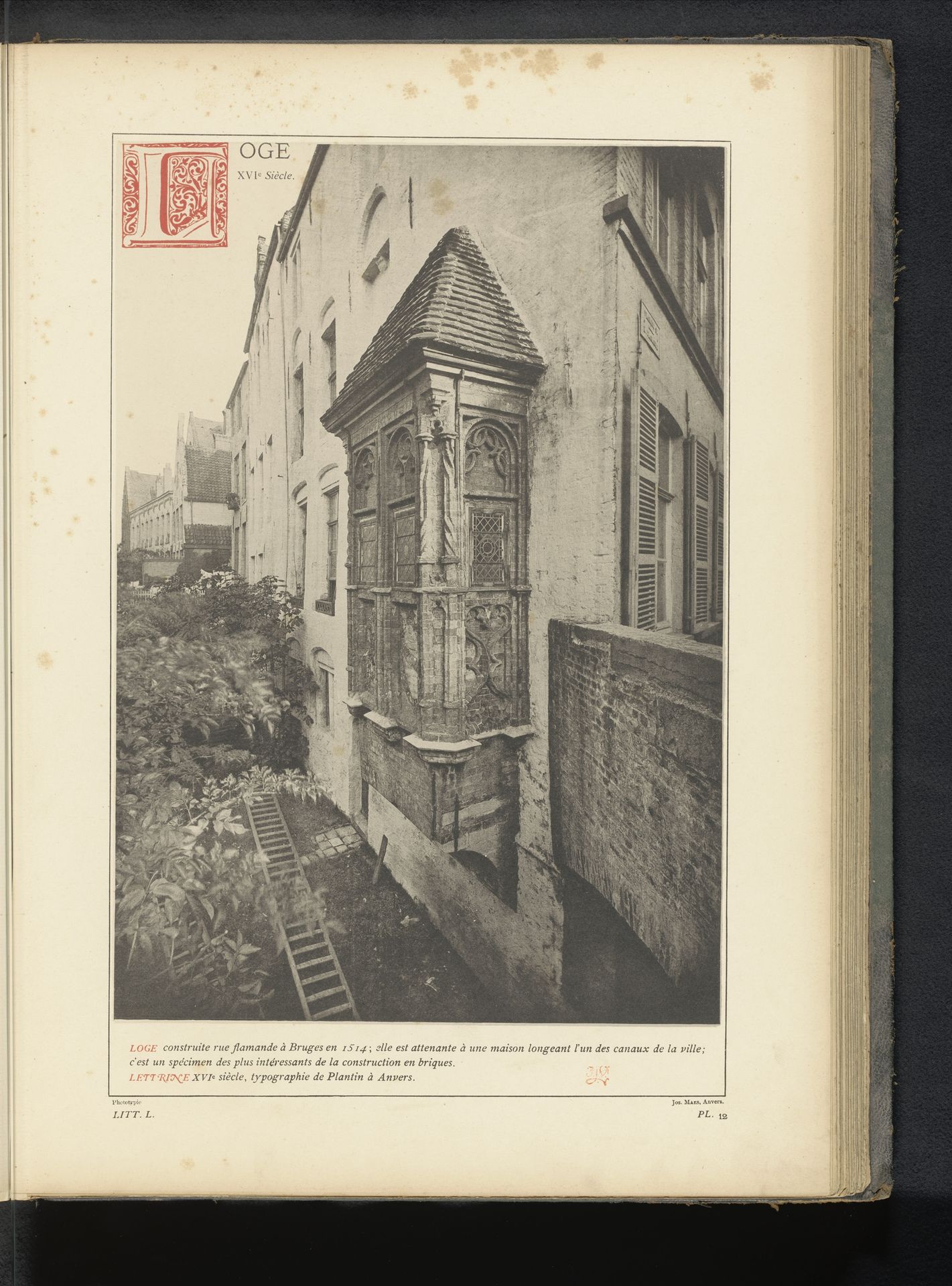 Gezicht op een uitbouw aan een huis aan de Rue Flamande in Brugge, België by Anonymous