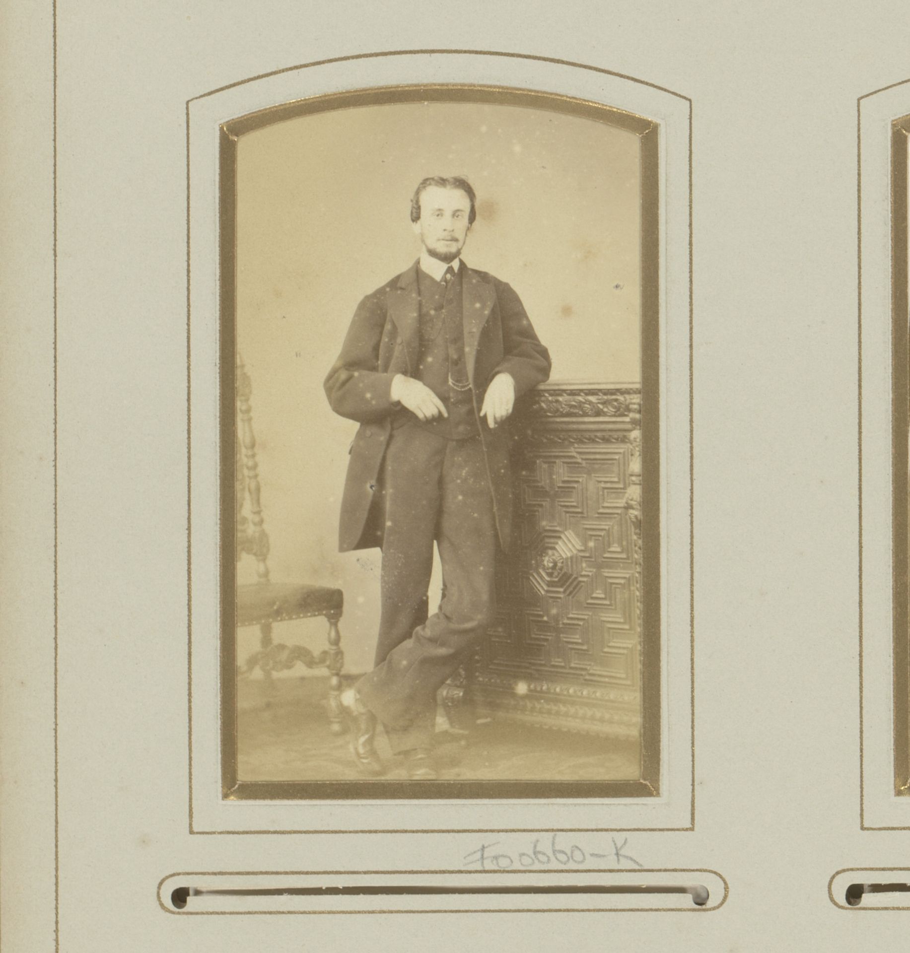 Portret van een man, leunend op een kast by Joseph Maes