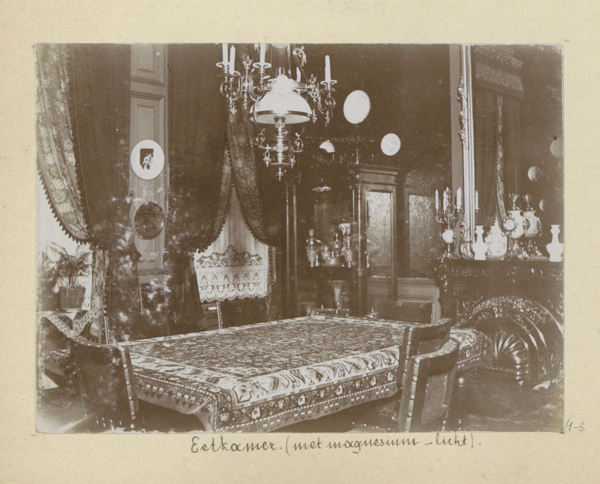 Interieur van de eetkamer by Hendrik Herman van den Berg