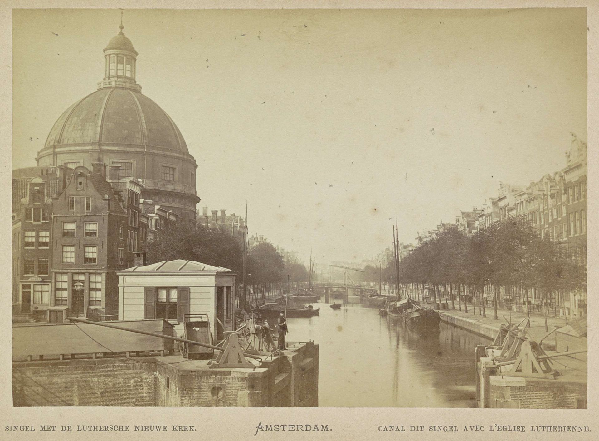 Gezicht op het Singel met links de Oude Lutherse Kerk by Andries Jager