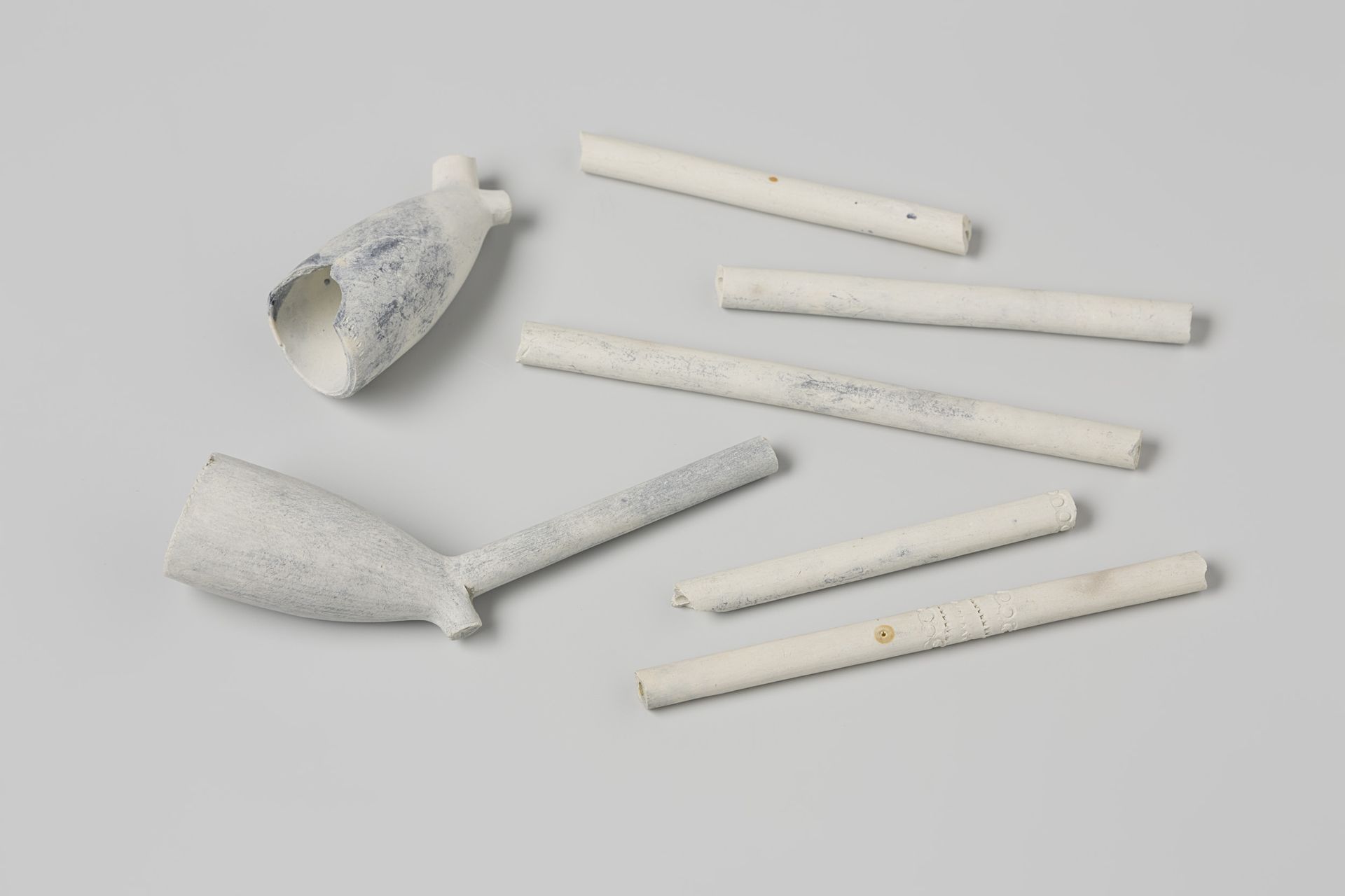 Fragment van pijpenkoppen en pijpenstelen uit het wrak van de Oost-Indiëvaarder 't Vliegend Hart by WS
