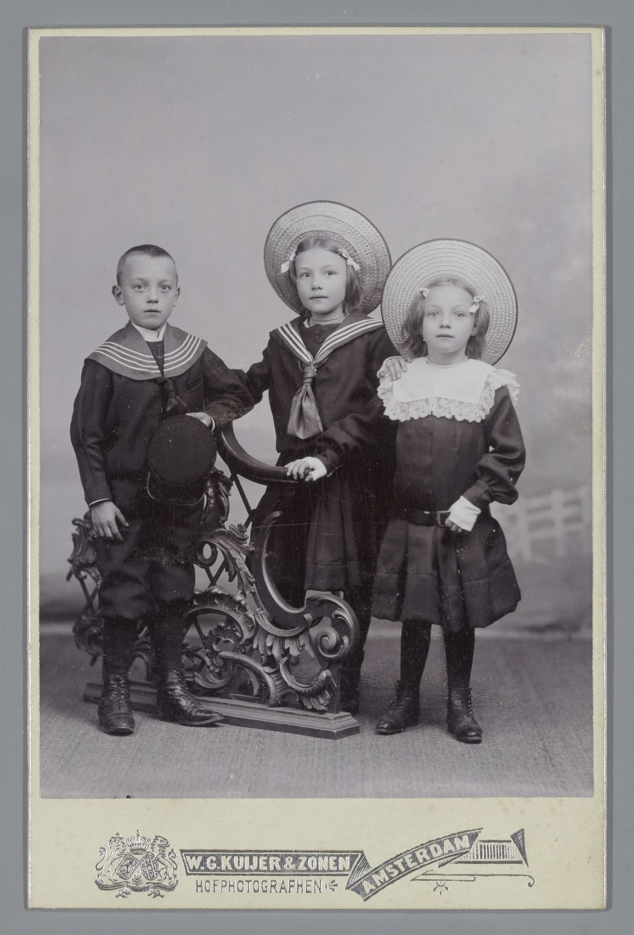 Groepsportret van drie onbekende kinderen by W.G. Kuijer & Zonen
