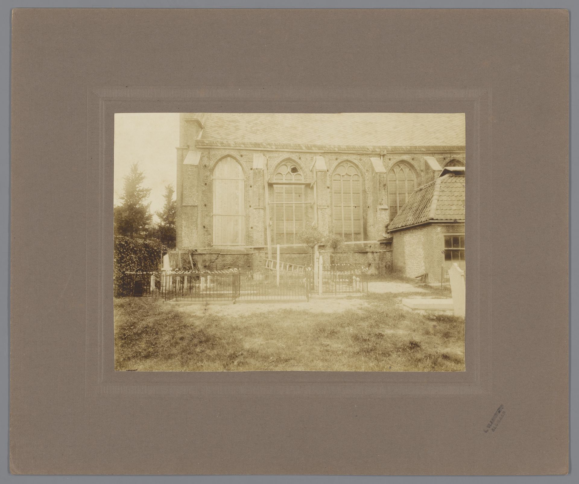 Aanzicht op kerk in De Rijp, Noord-Holland by Leonard Vlaanderen