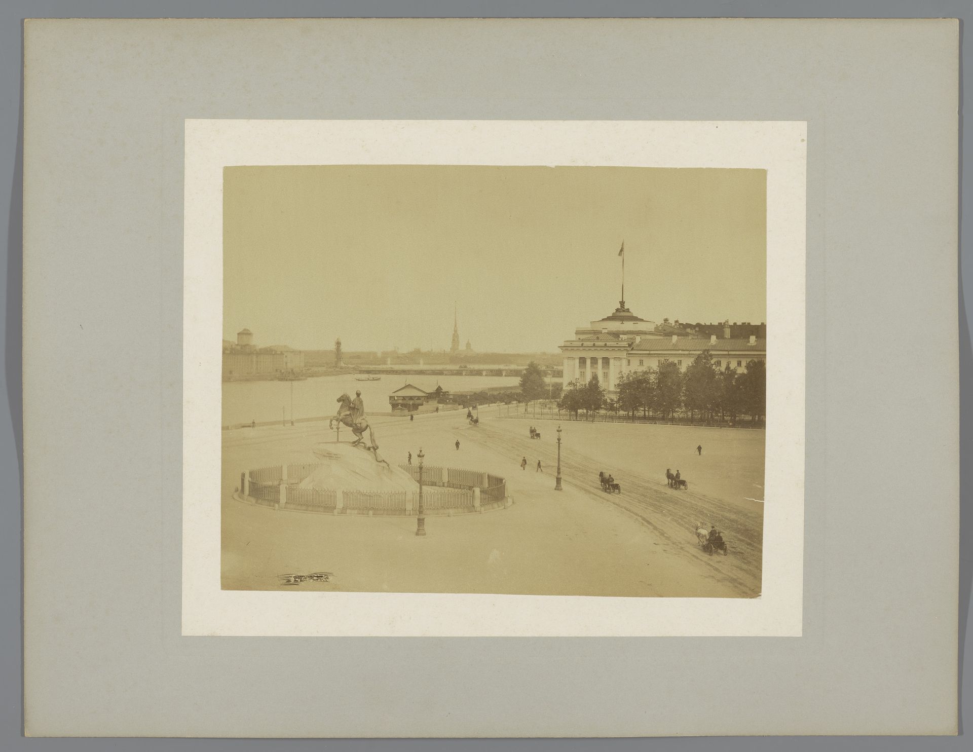 Standbeeld van Peter I de Grote langs de Neva in Sint-Petersburg, in de verte de Petrus-en-Pauluskathedraal by Anonymous