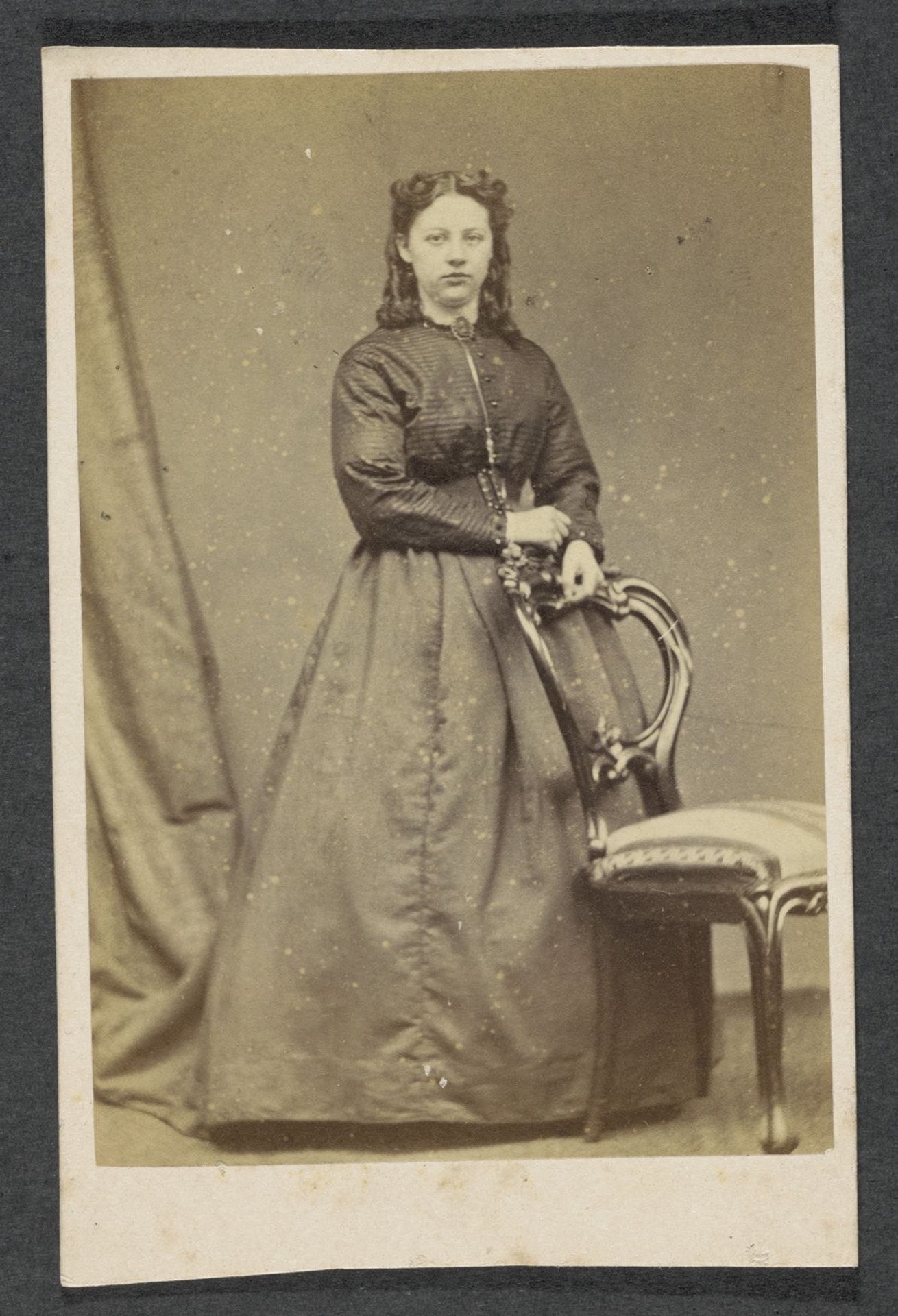 Portret van een onbekende jonge vrouw uit de familie Marmelstein by S. van Caspel & Stapert