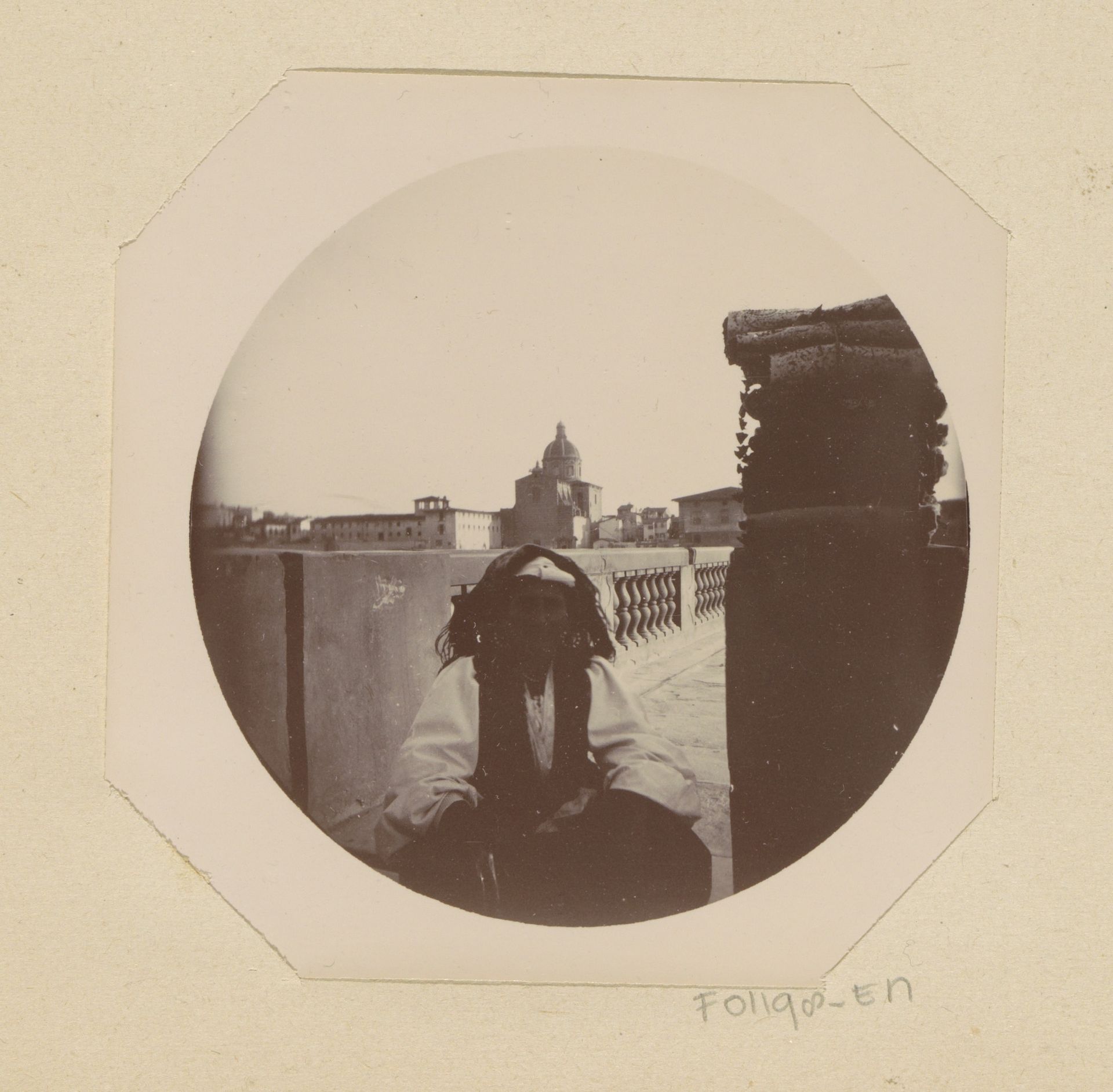 Straatverkoper met koopwaar bij een balustrade langs de Arno in Florence by Johanna Margaretha Piek