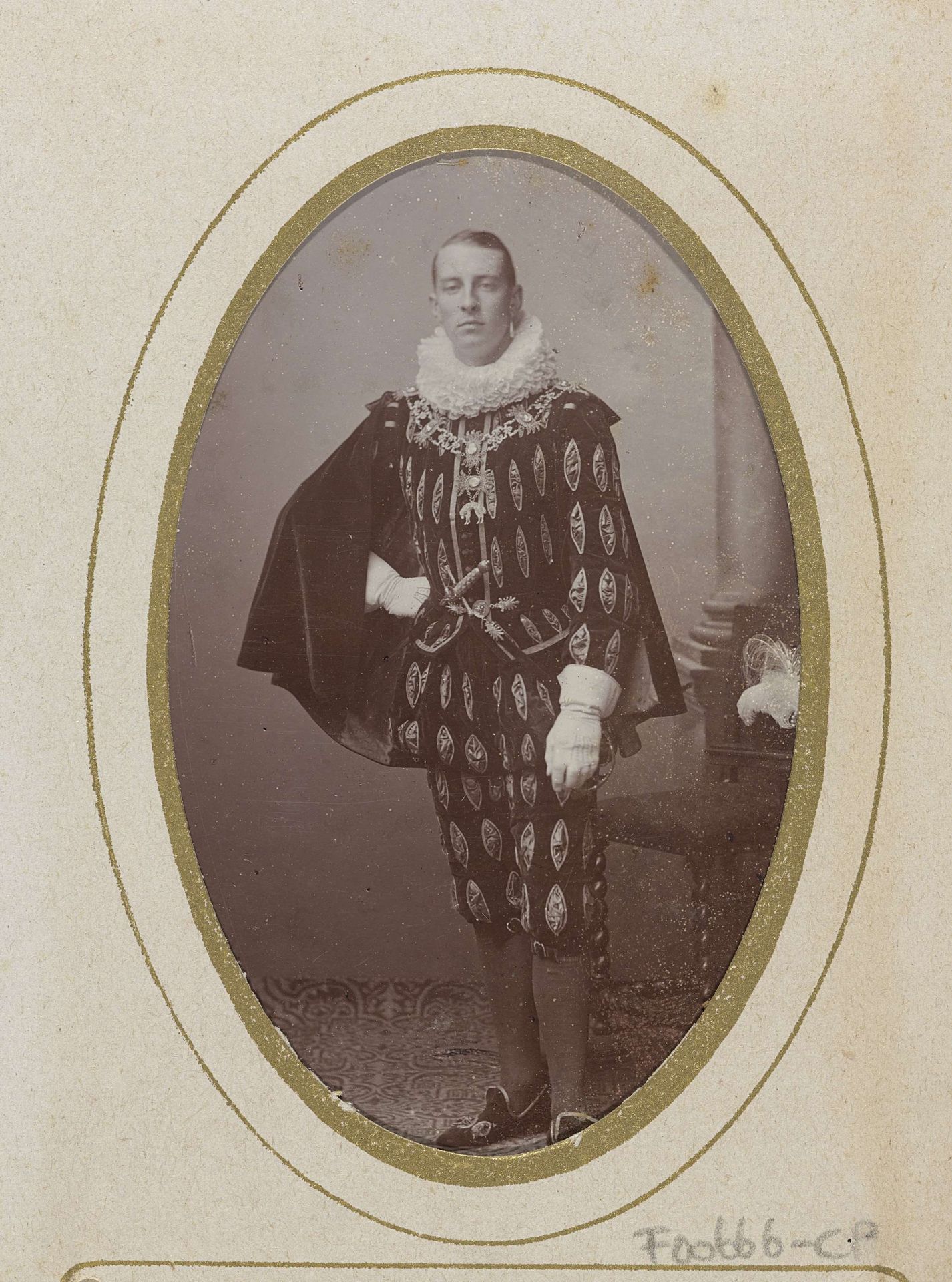 Portret van een jonge man in kostuum, aangeduid als E. Smit by Jan Goedeljee