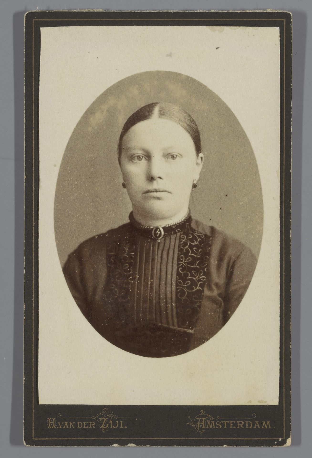 Portret van een onbekende vrouw by H. van der Zijl