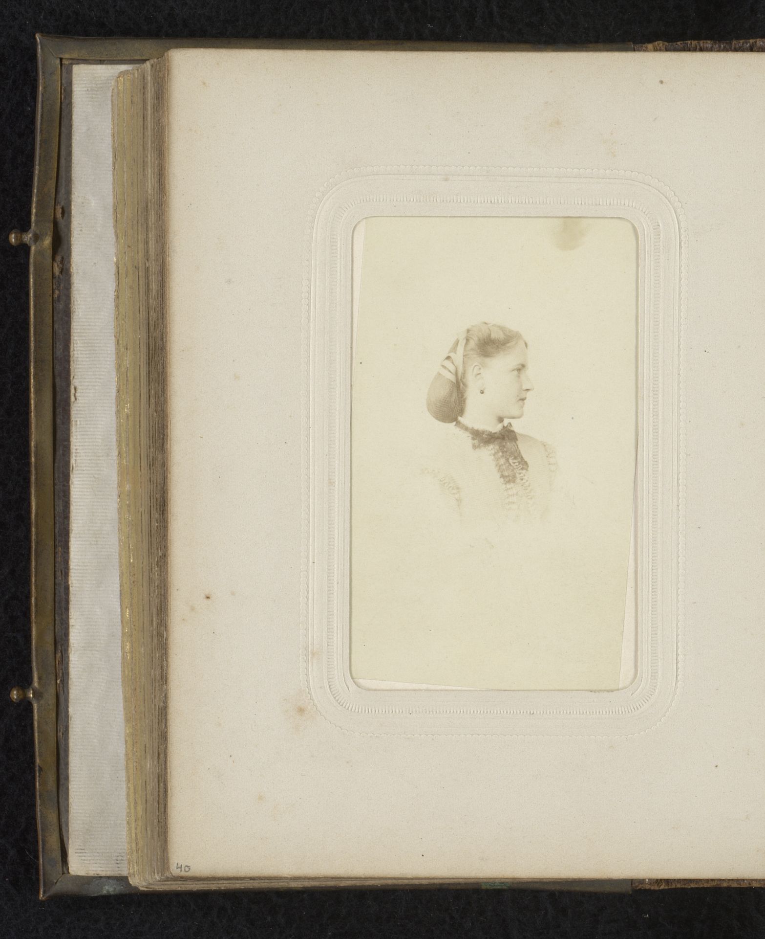 Portret van een jonge vrouw by Hélios