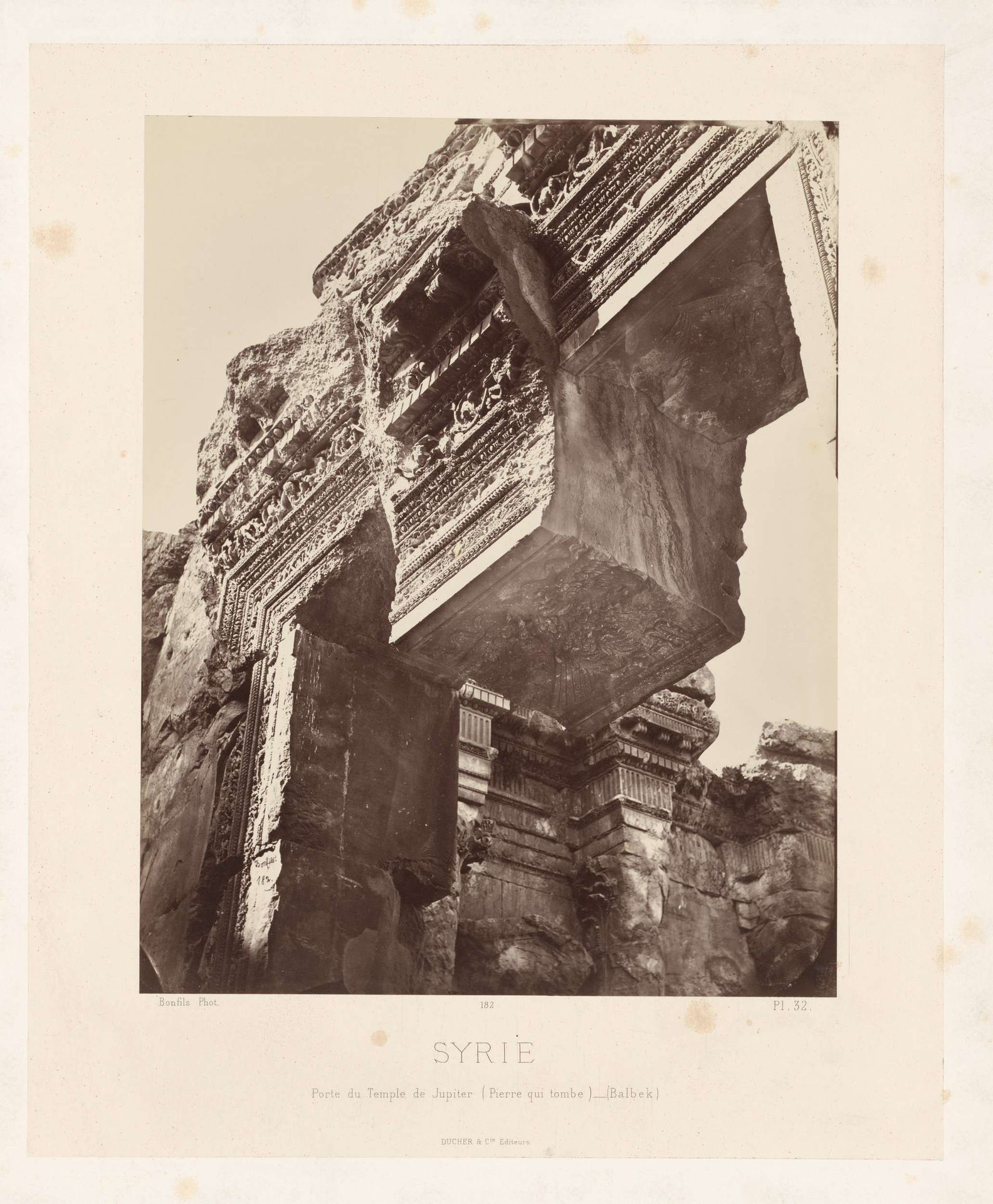 Gezicht op de collonade in het midden van de tempel van Luxor, Egypte (Egypte/Temple de Louksor, Vue générale des colonnades du milieu (Thèbes) by Maison Bonfils