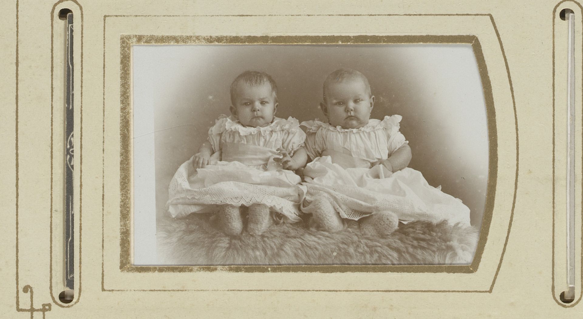 Portret van twee zittende baby's in witte jurken by Josephus Hendrikus Petrus Coppens