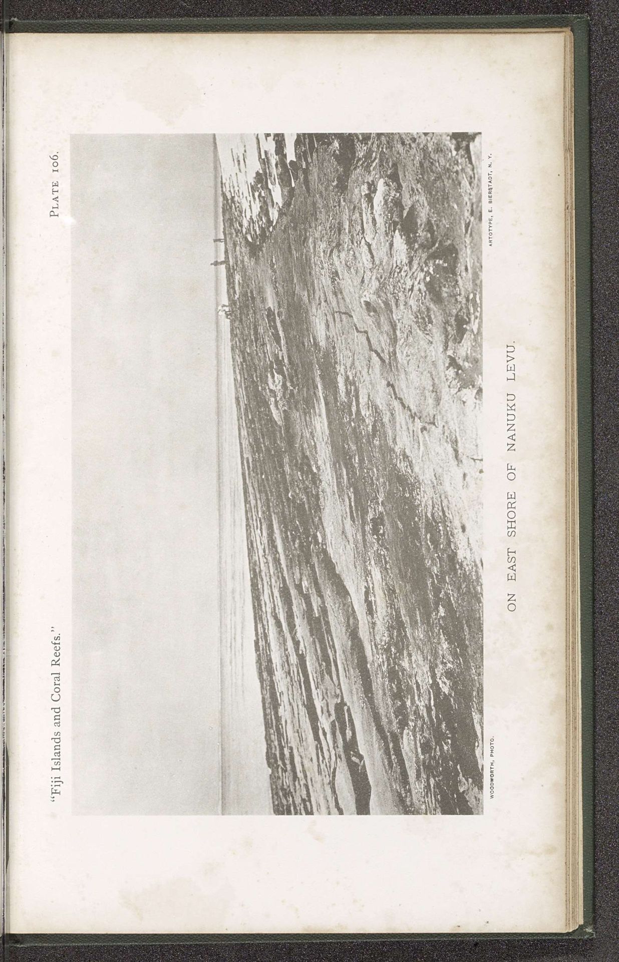 Gezicht op de oostkust van Nanuku Levu by W. McM. Woodworth