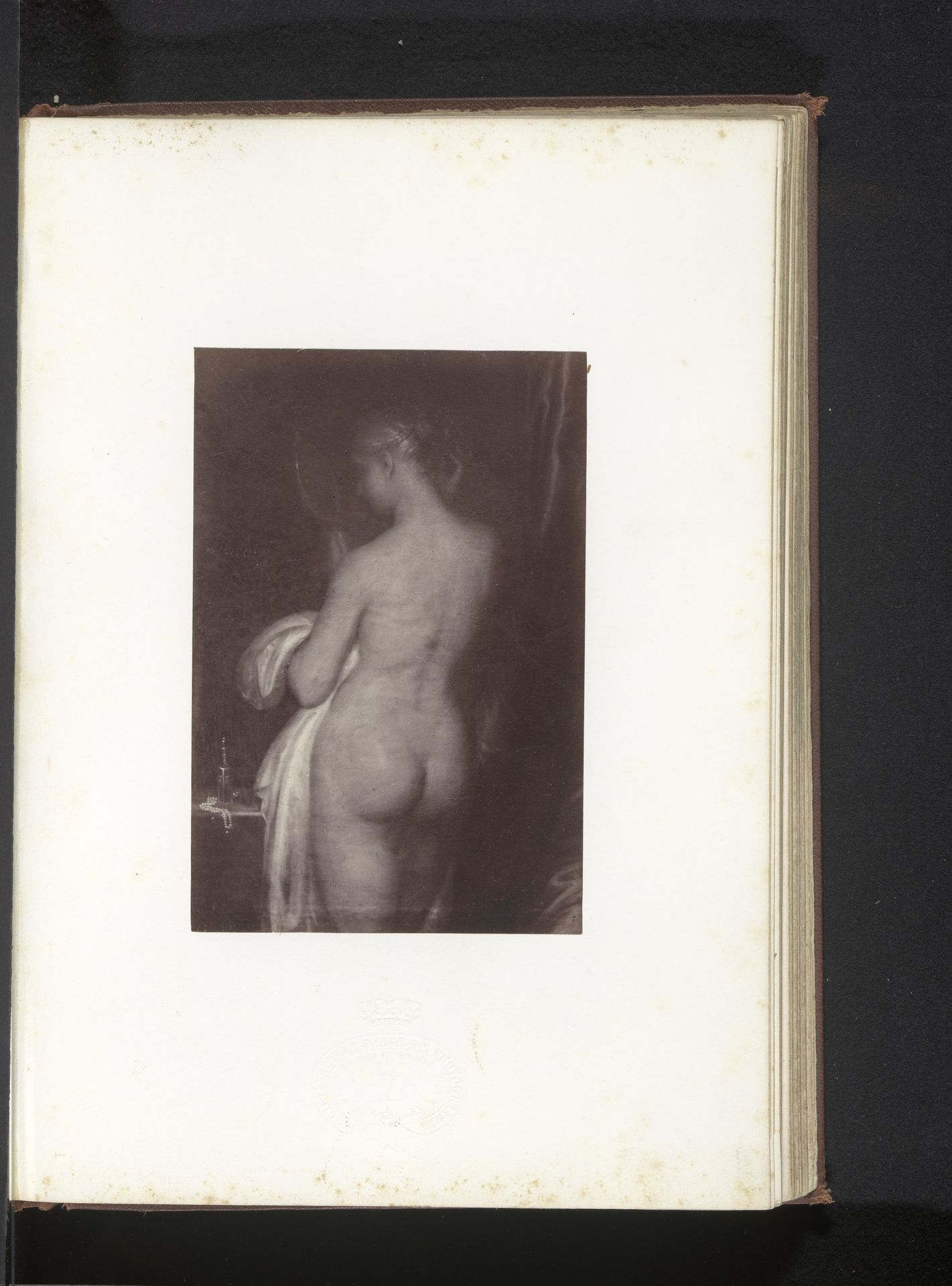 Fotoreproductie van Meisje aan haar opschik door Antoine Wiertz by Edmond Fierlants