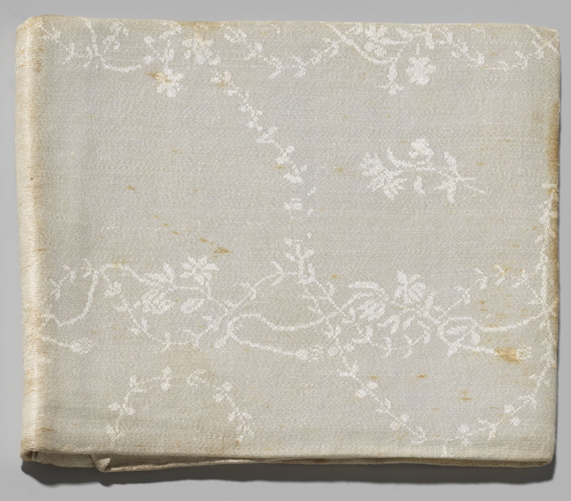 Servet met bloemen en slingers by Anonymous