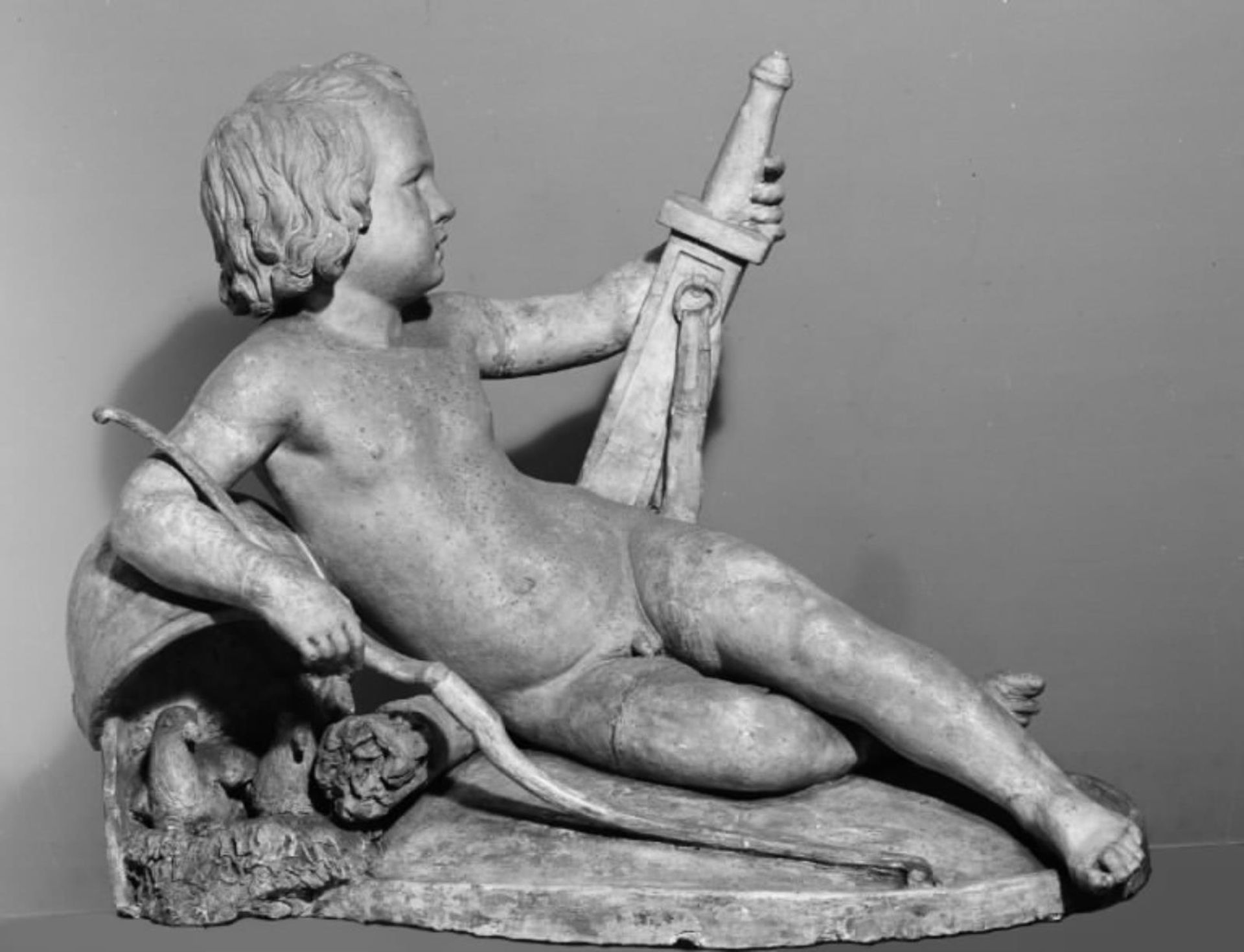 Den triumferende Amor med Mars's våben. Halvt liggende Amor med Mars's sværd og støttet til Mars's hjælm, hvori to duer ligger på deres rede by J.A. Jerichau (I)