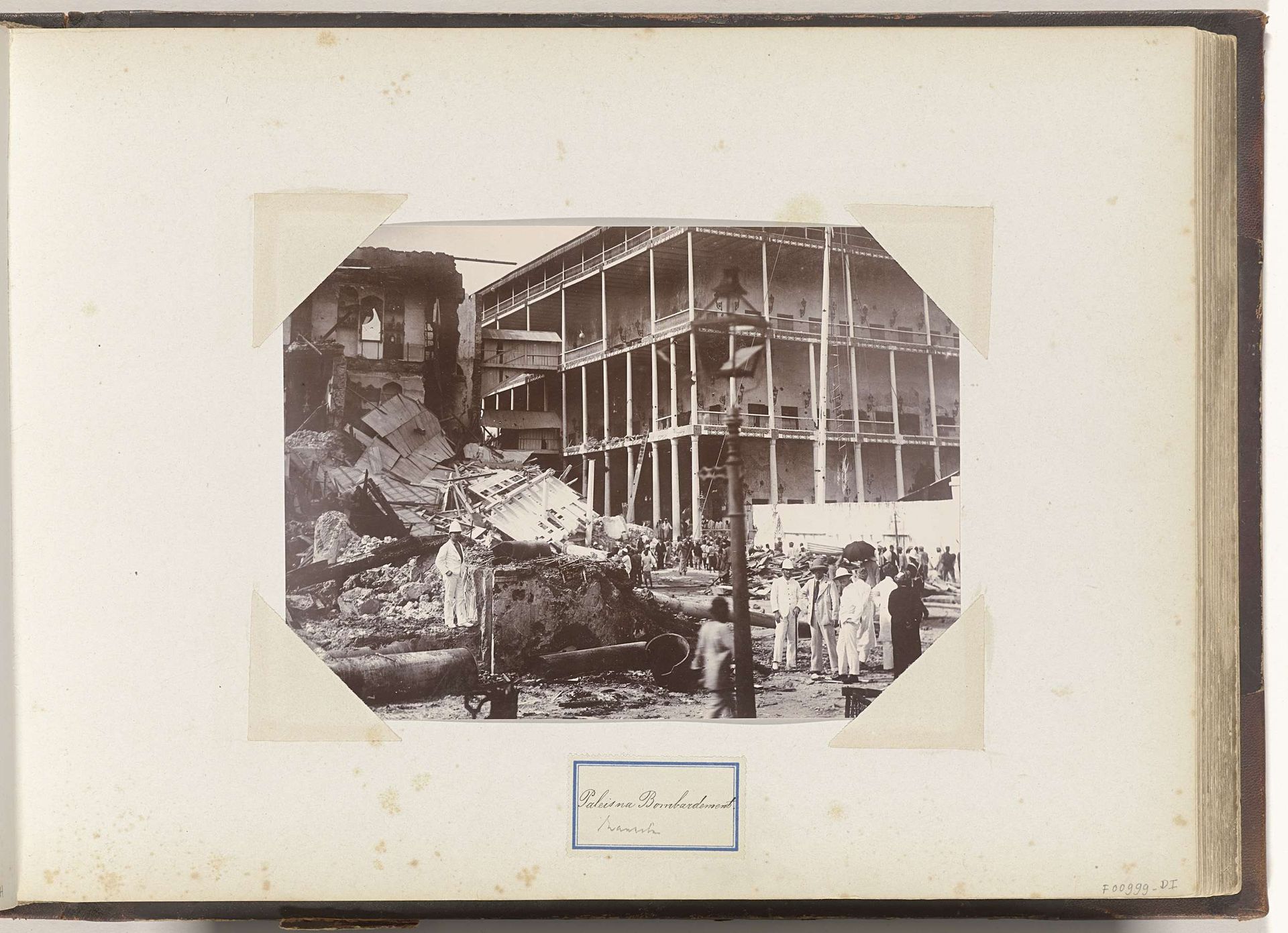 Paleis van sultan van Zanzibar na het Brits bombardement van 1896 by Coutinho Brothers