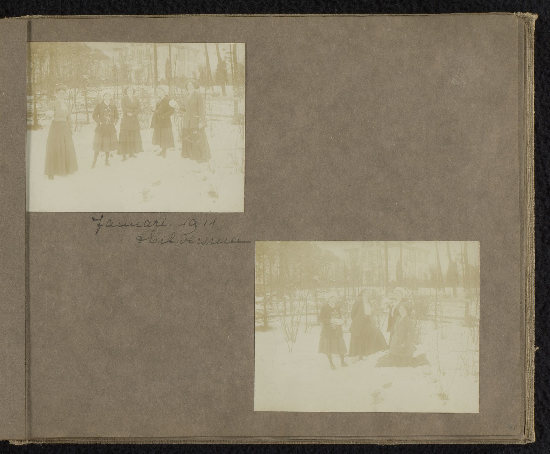 Twee foto's van Loentje Onnen met vriendinnen in de sneeuw, Hilversum by Carolina (Loentje) Frederika Onnen