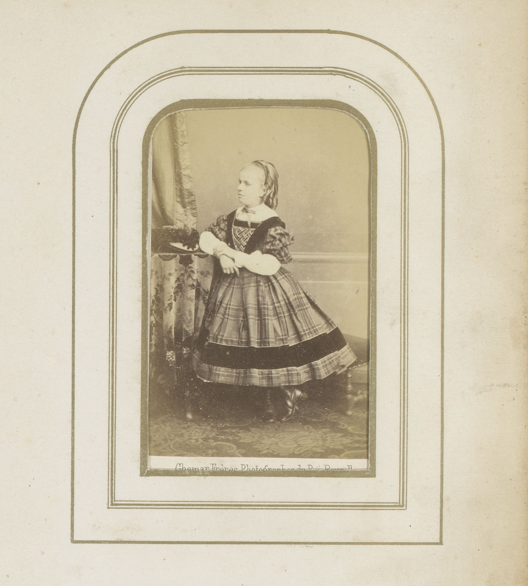 Portret van een meisje by Ghémar Frères