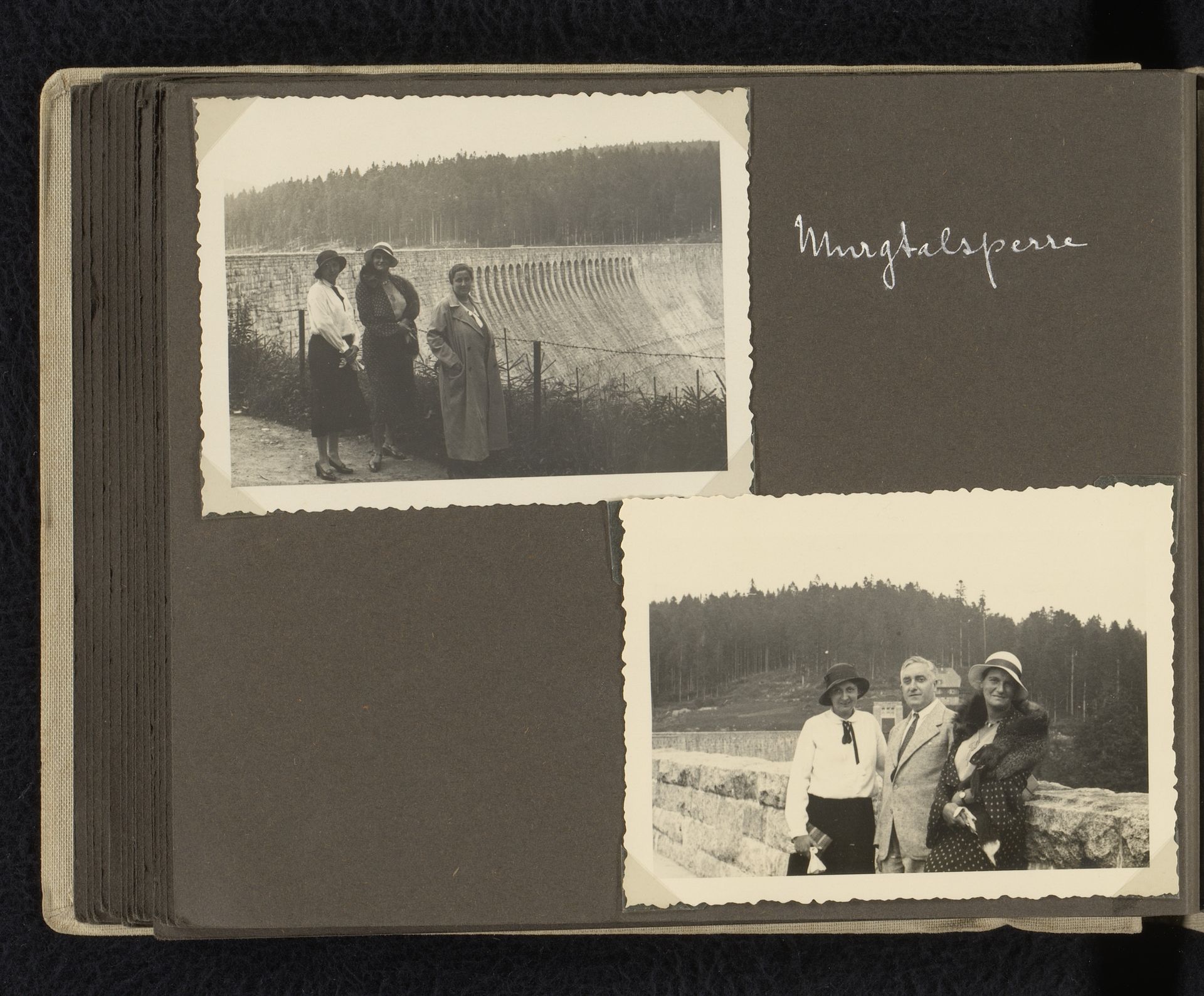 Else Wachenheimer-Moos en haar echtgenoot Eugen Wachenheimer op vakantie met twee onbekende vrouwen voor de Murgtaldam, augustus 1932, Baden-Baden by familie Wachenheimer