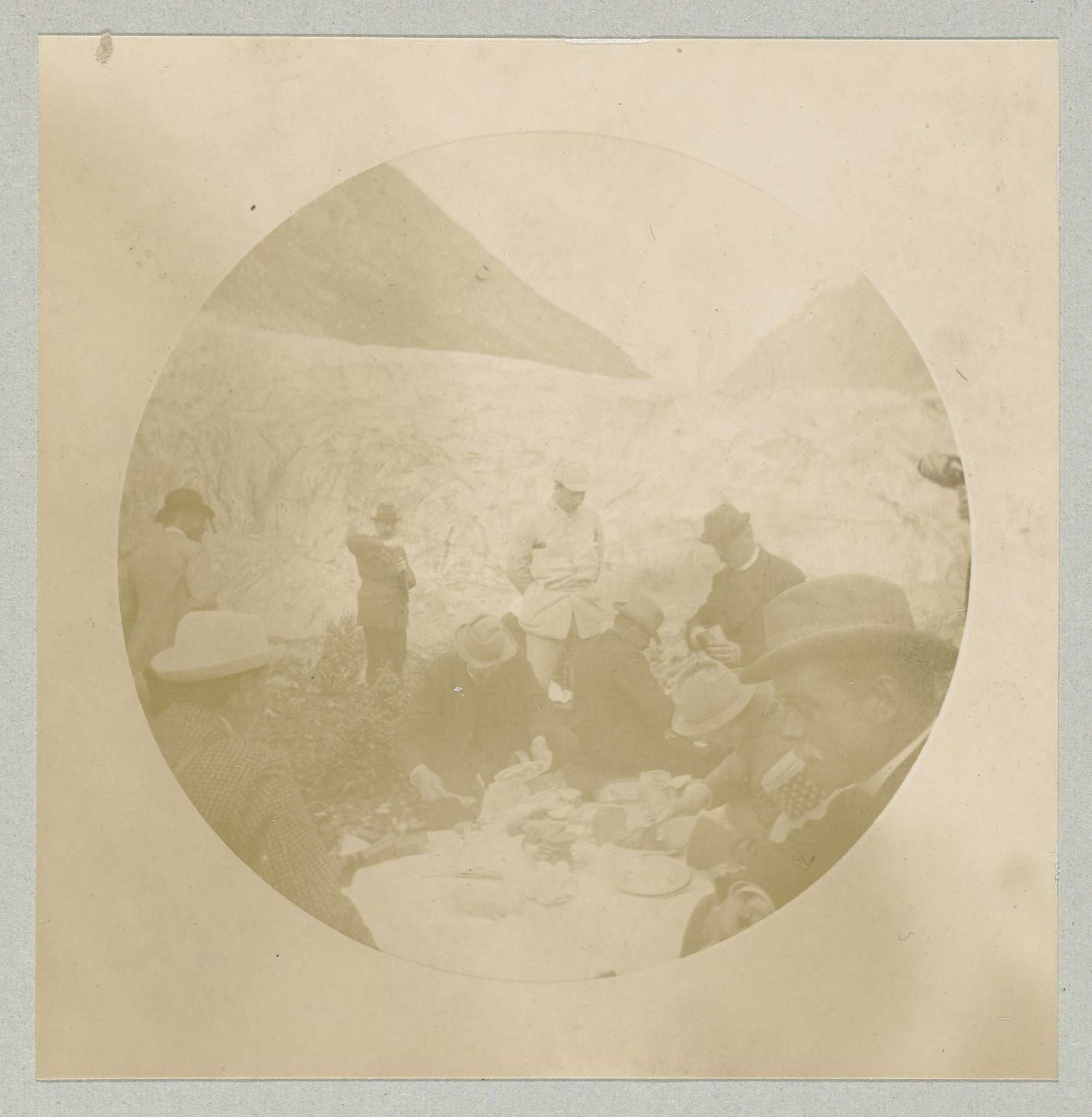 Het gezelschap van Keizer Wilhelm II in het gedeeltelijk met sneeuw bedekte Noorse berglandschap by Paul Güssfeldt