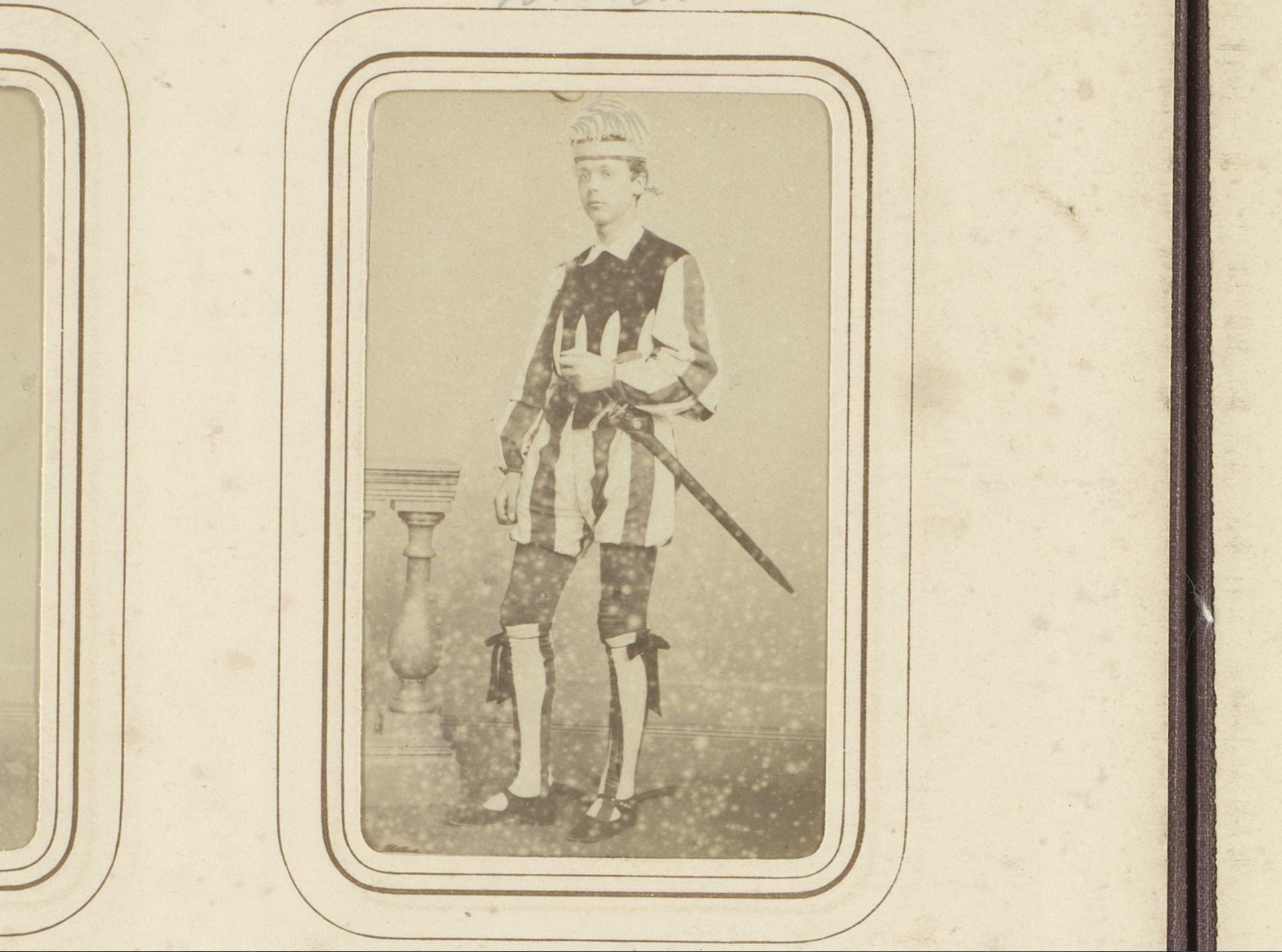 Portret van een jonge man in kostuum by Henri Pronk