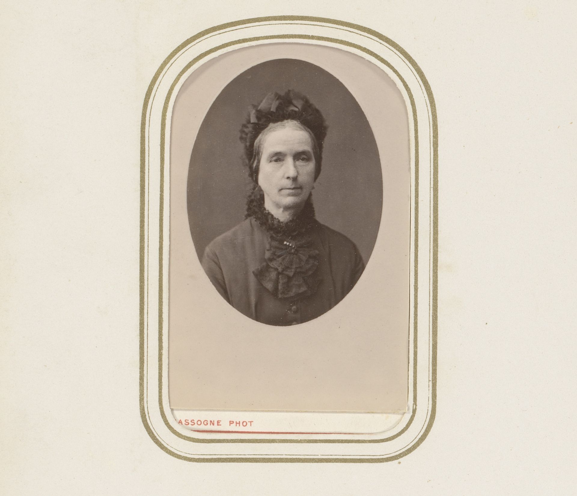 Portret van een vrouw by Louis Eugène Vassogne