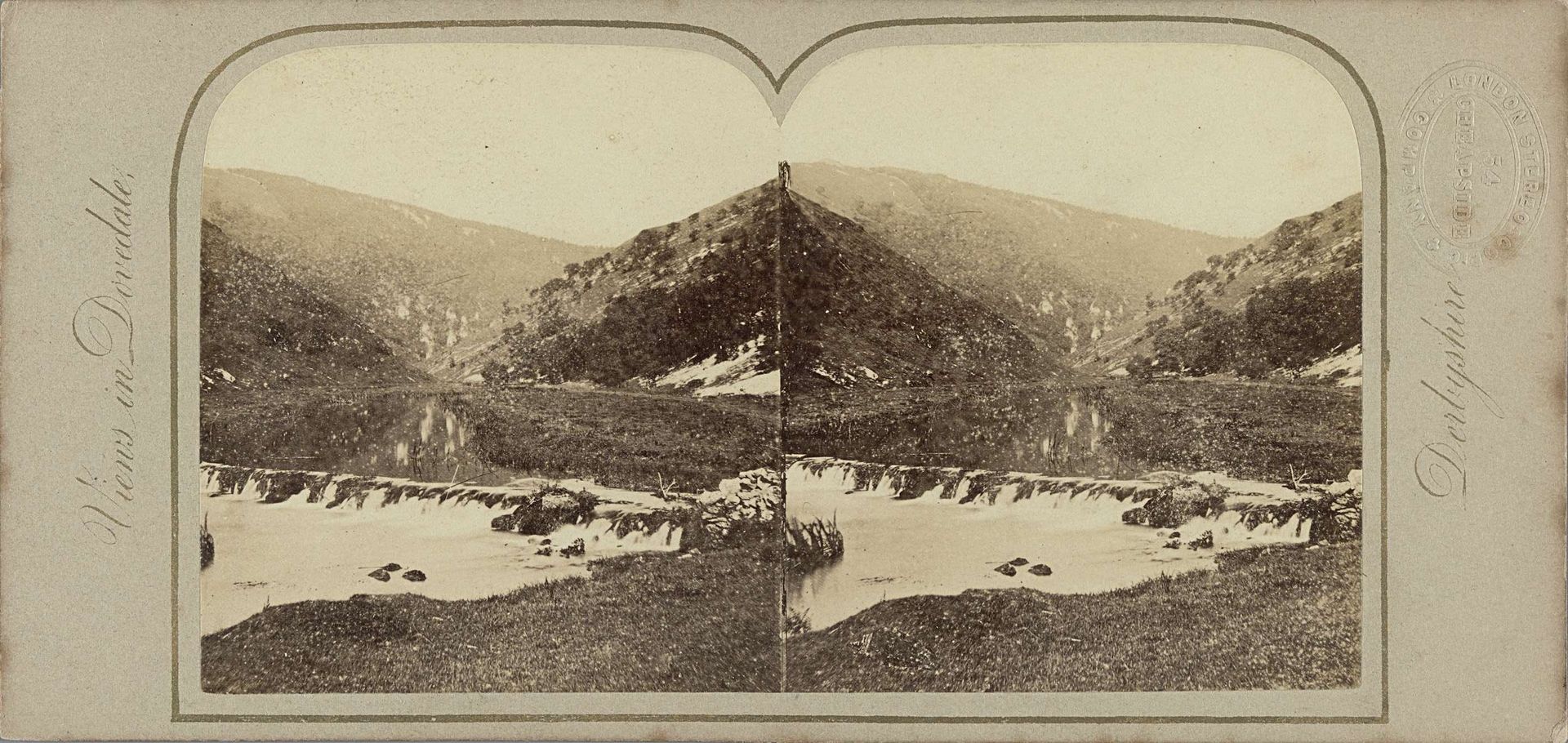 Gezicht op de Thorpe Cloud in Dovedale by London Stereoscopic Company