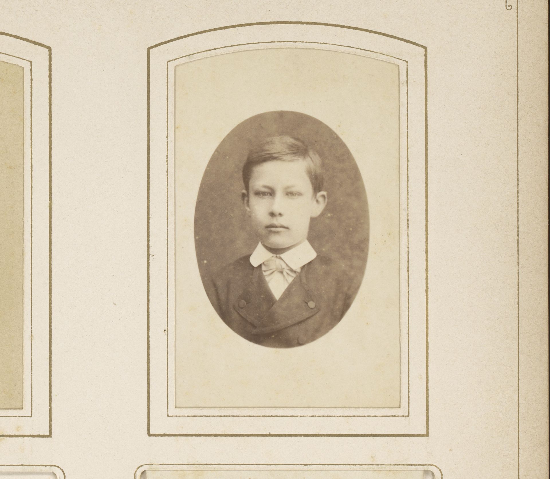 Portret van een jongen by De Lavieter & Co.