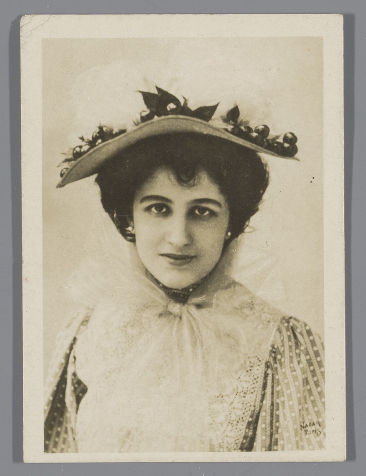Portret van een onbekende vrouw met hoed, reclame voor Mafiadis et Cie by Nadar
