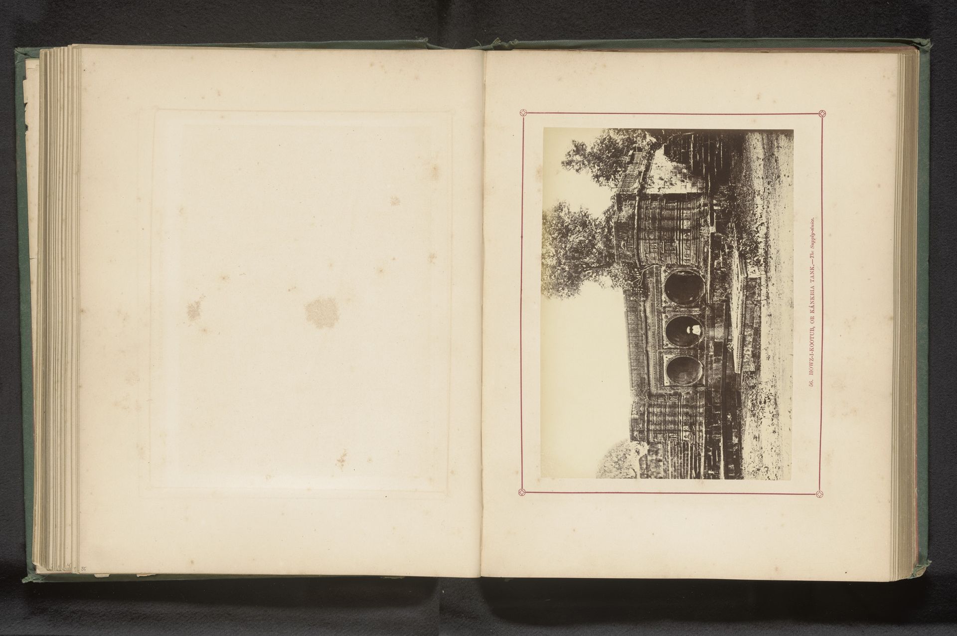 Sluis bij het Kankariameer in Ahmedabad by Thomas Biggs