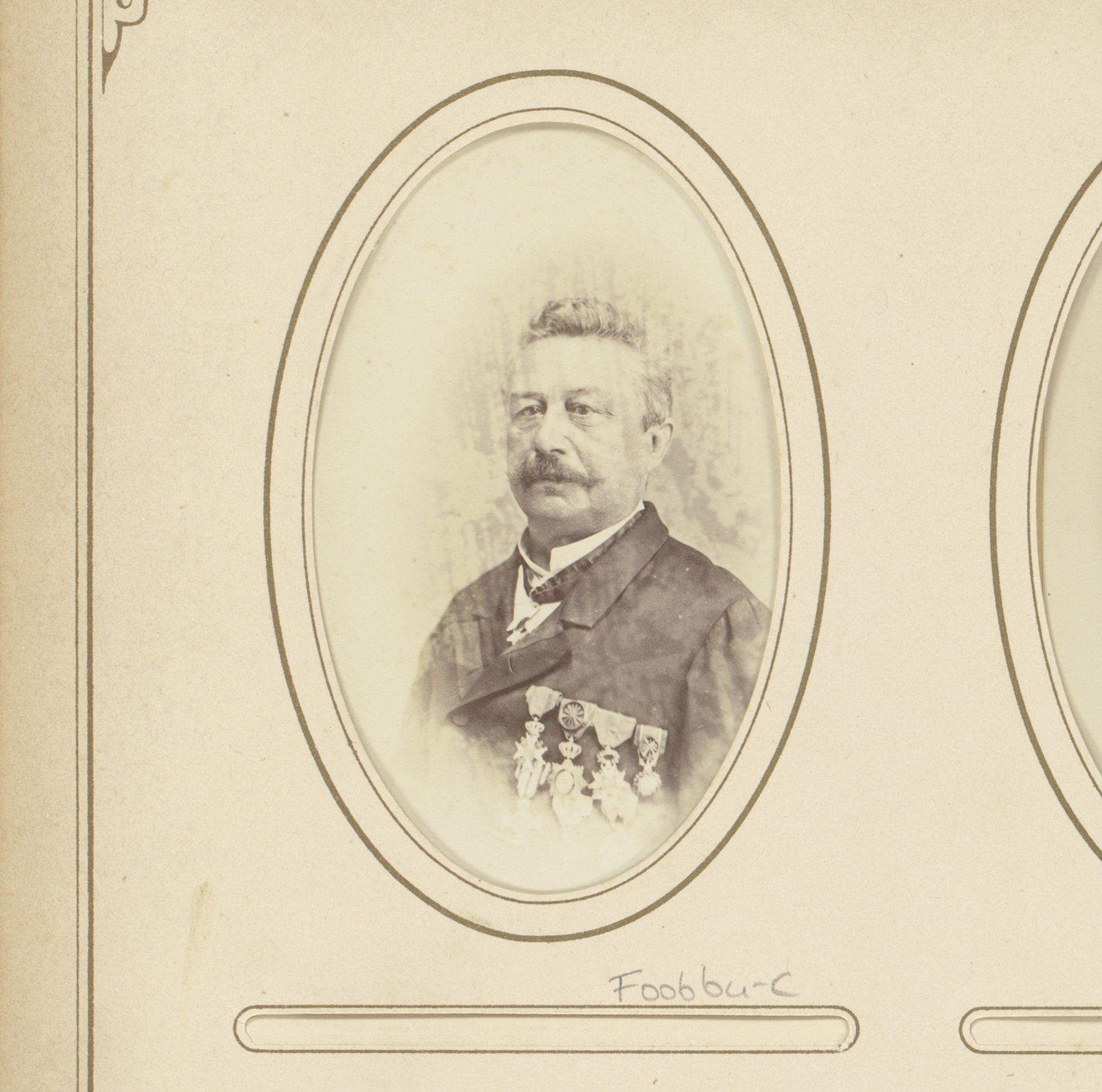 Portret van een man met militaire medailles op jas by Petz & Co.
