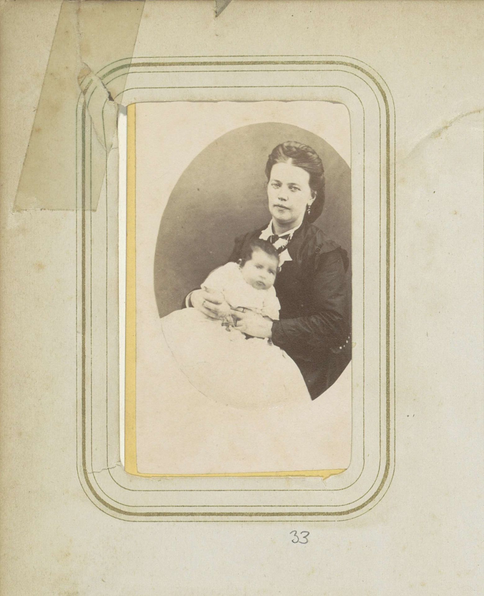 Portret van een vrouw met baby W.C. Ligtenberg op schoot by H.J. Busé