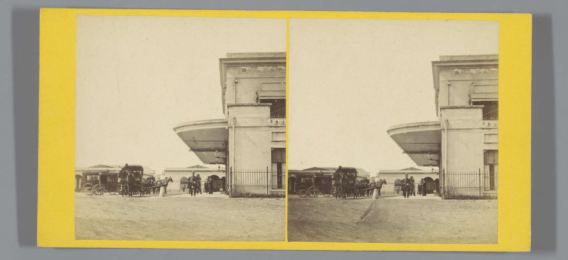 Gezicht op het spoorwegstation in Arnhem by Pieter Oosterhuis