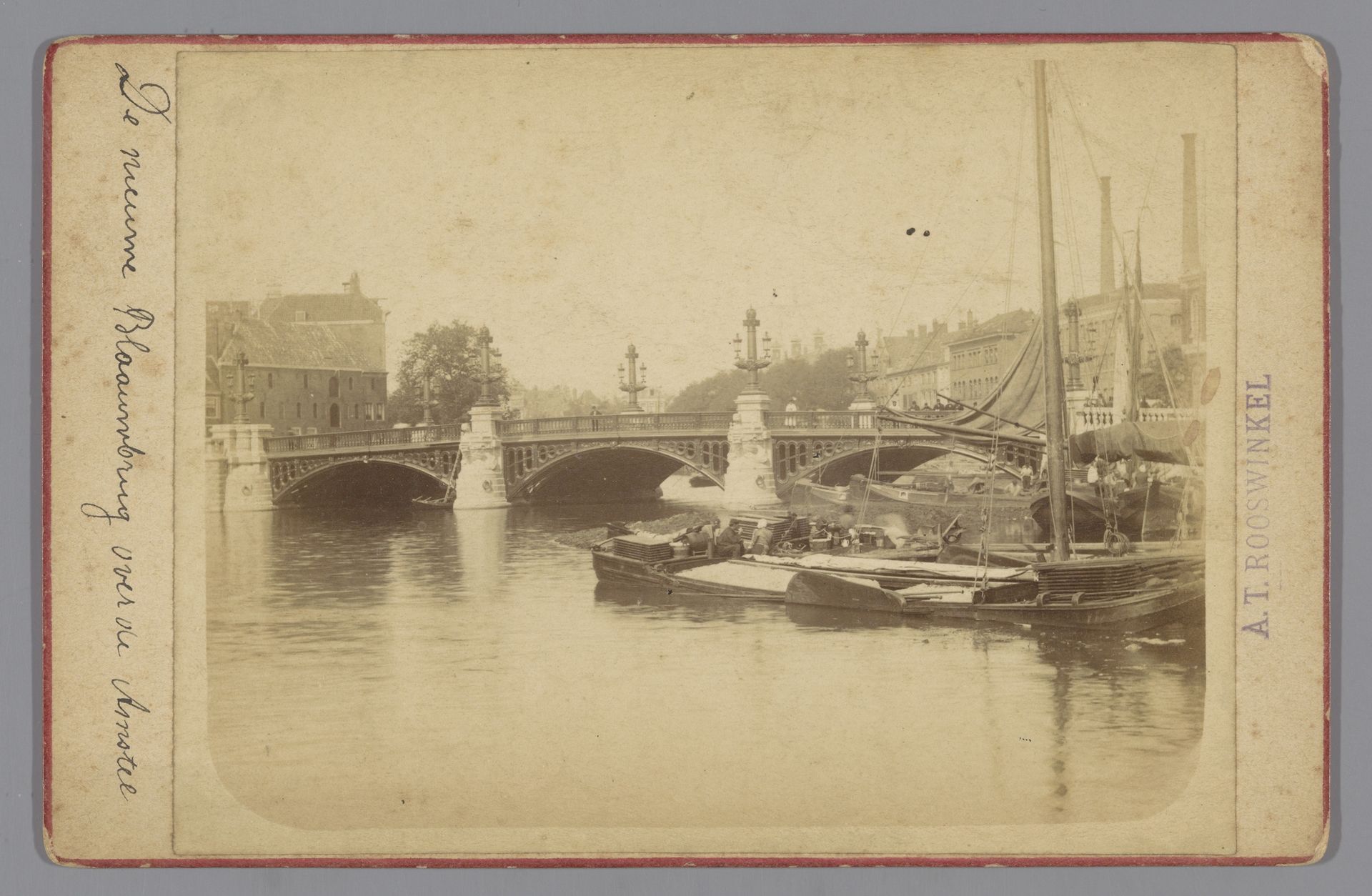 Gezicht op de Blauwbrug over de Amstel te Amsterdam by Andreas Theodorus Rooswinkel