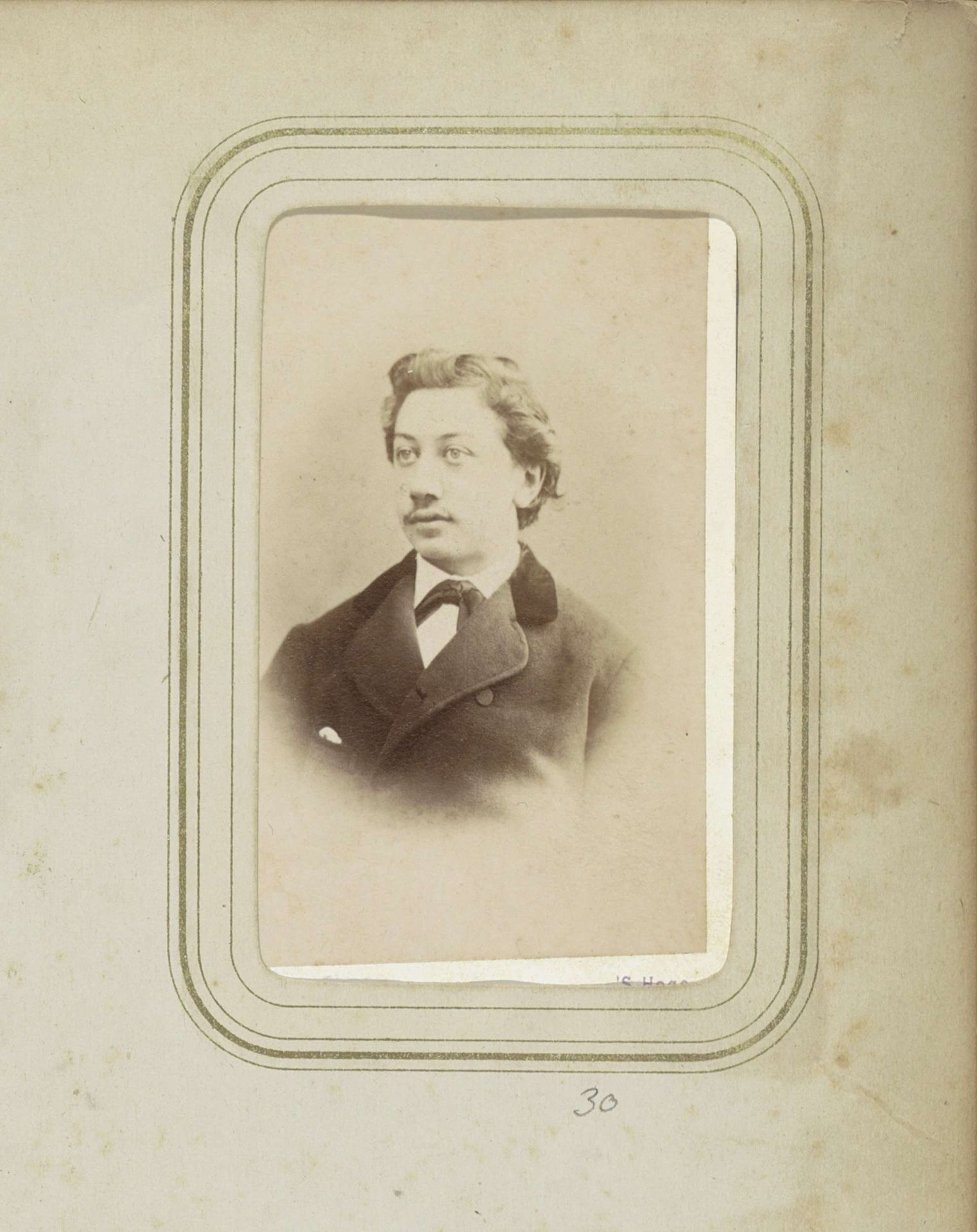 Portret van een man in een jas by Wilhelm J. Grammann
