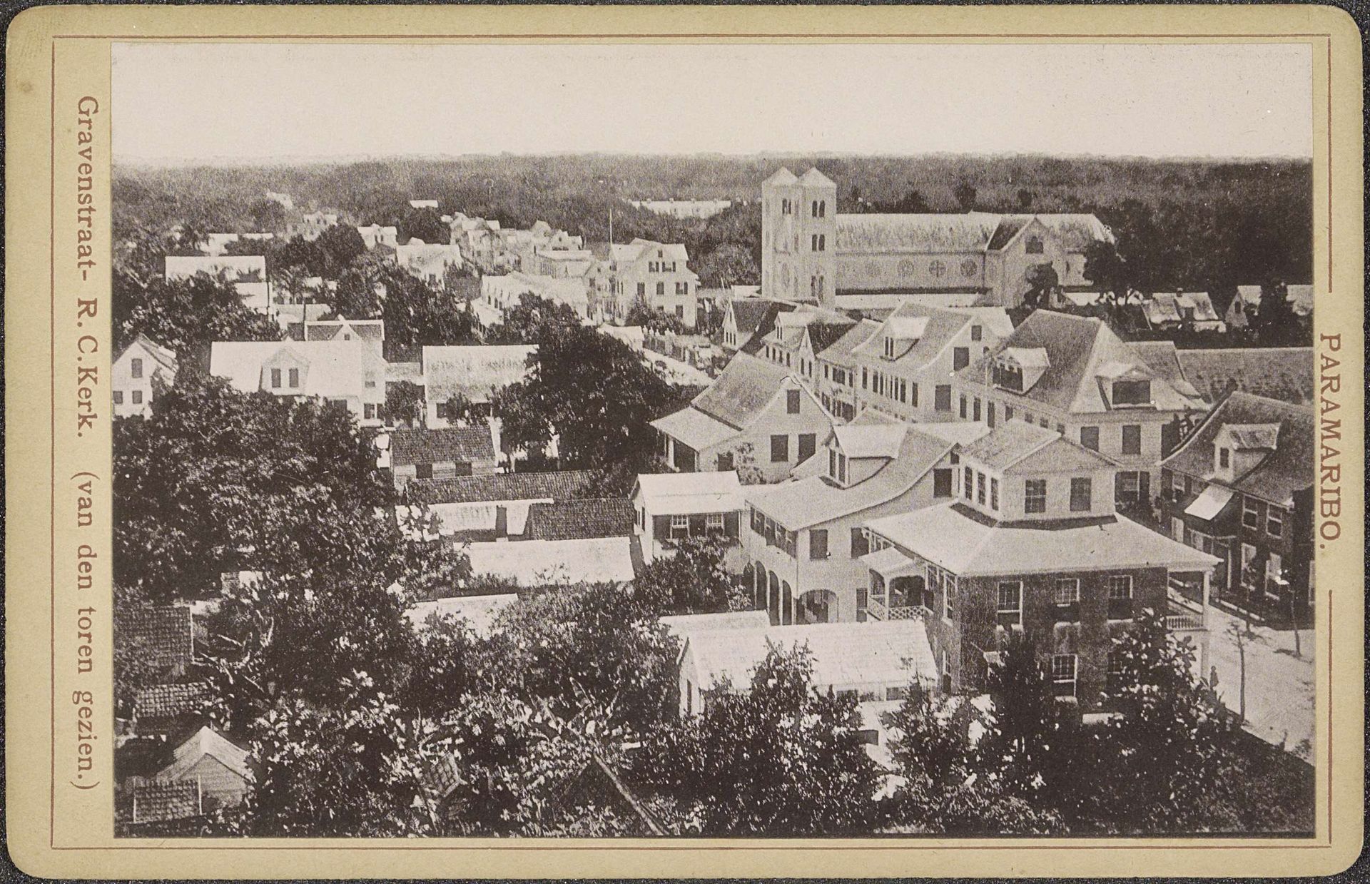 Gezicht op de Gravenstraat en de St. Petrus en Pauluskerk in Paramaribo vanaf een toren by Eugen Klein