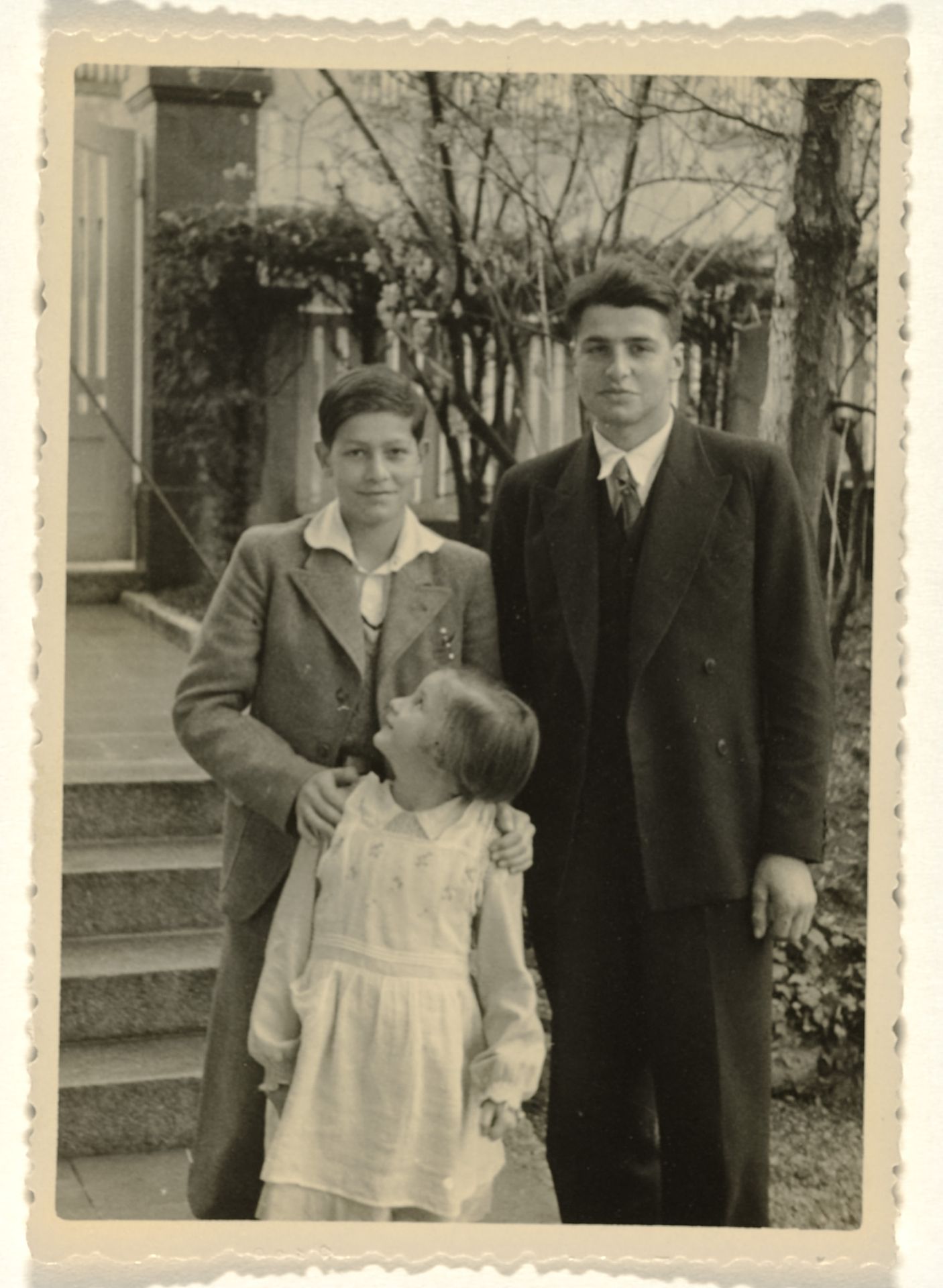 Isabel Wachenheimer haar neven Klaus en Werner Zürndorfer, in de tuin van de familie Wachenheimer in Stuttgart, 1935 by Anonymous