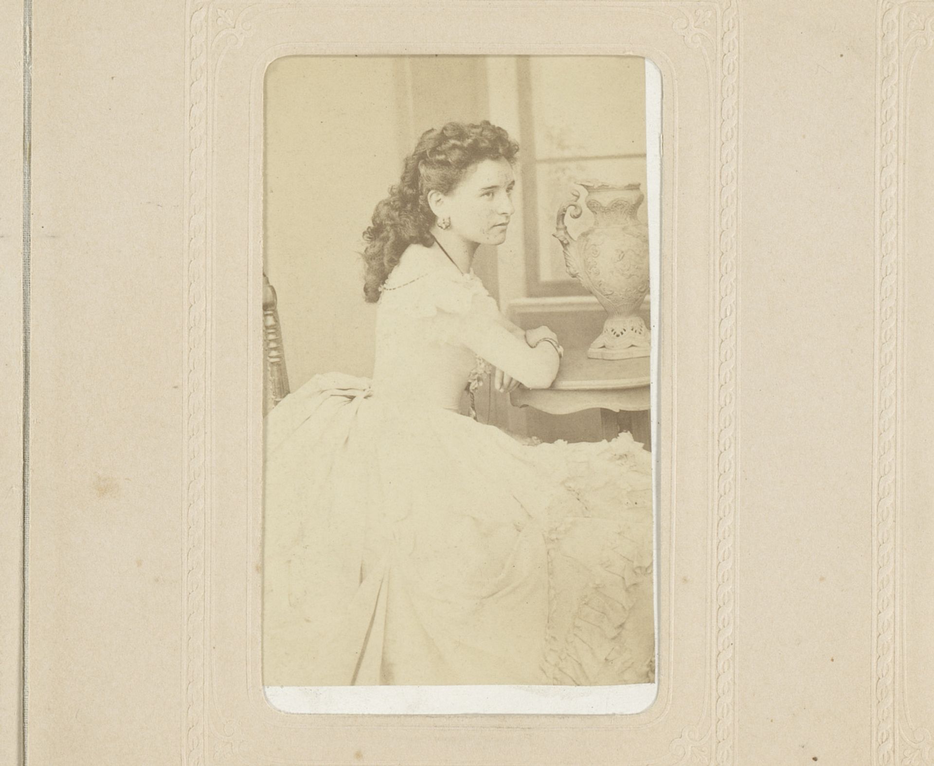 Portret van een vrouw, zittend aan een tafel met vaas by Heinrich Eckert