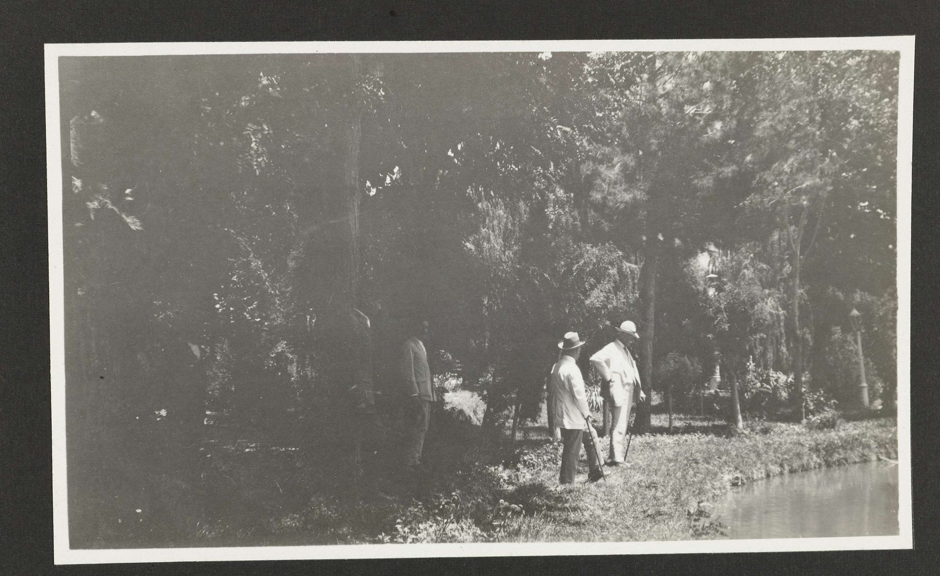 Paleistuin te Ferabad, Perzië by A.G.A. van Eelde