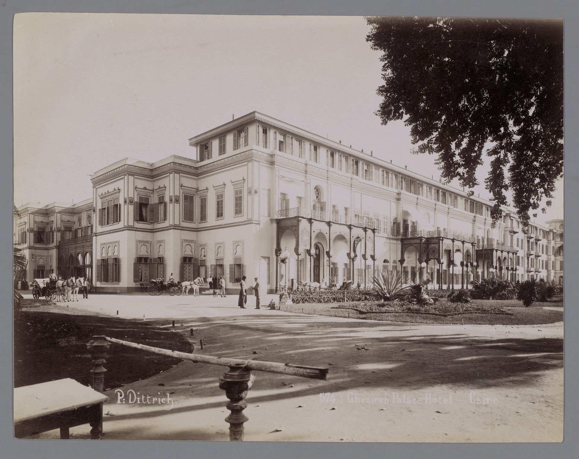 Gezicht op het Gezirah Palace Hotel in Caïro by P. Dittrich