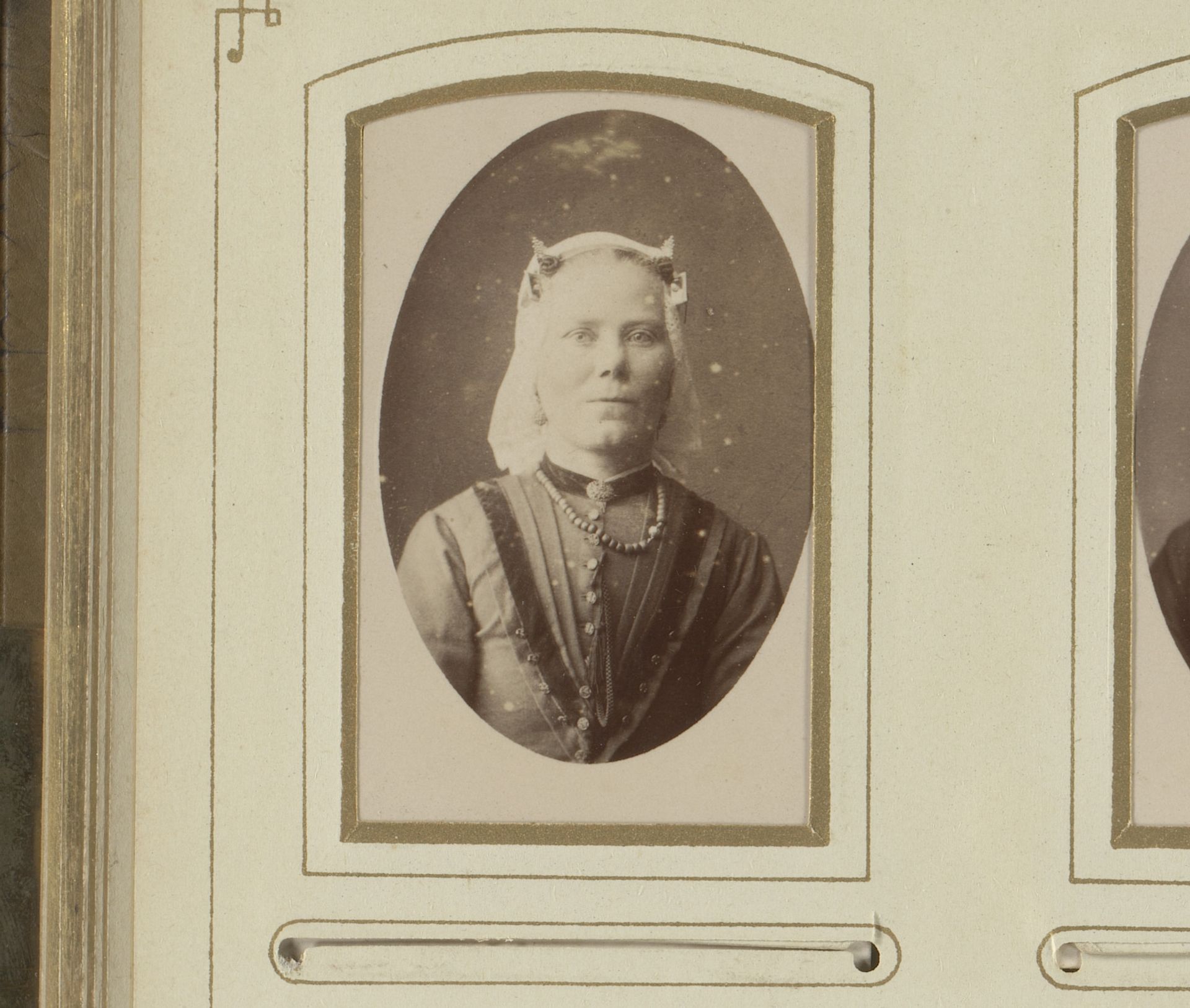 Portret van een vrouw met witte klederdrachtmuts en halsketting by Willem Gerhardus Kuijer