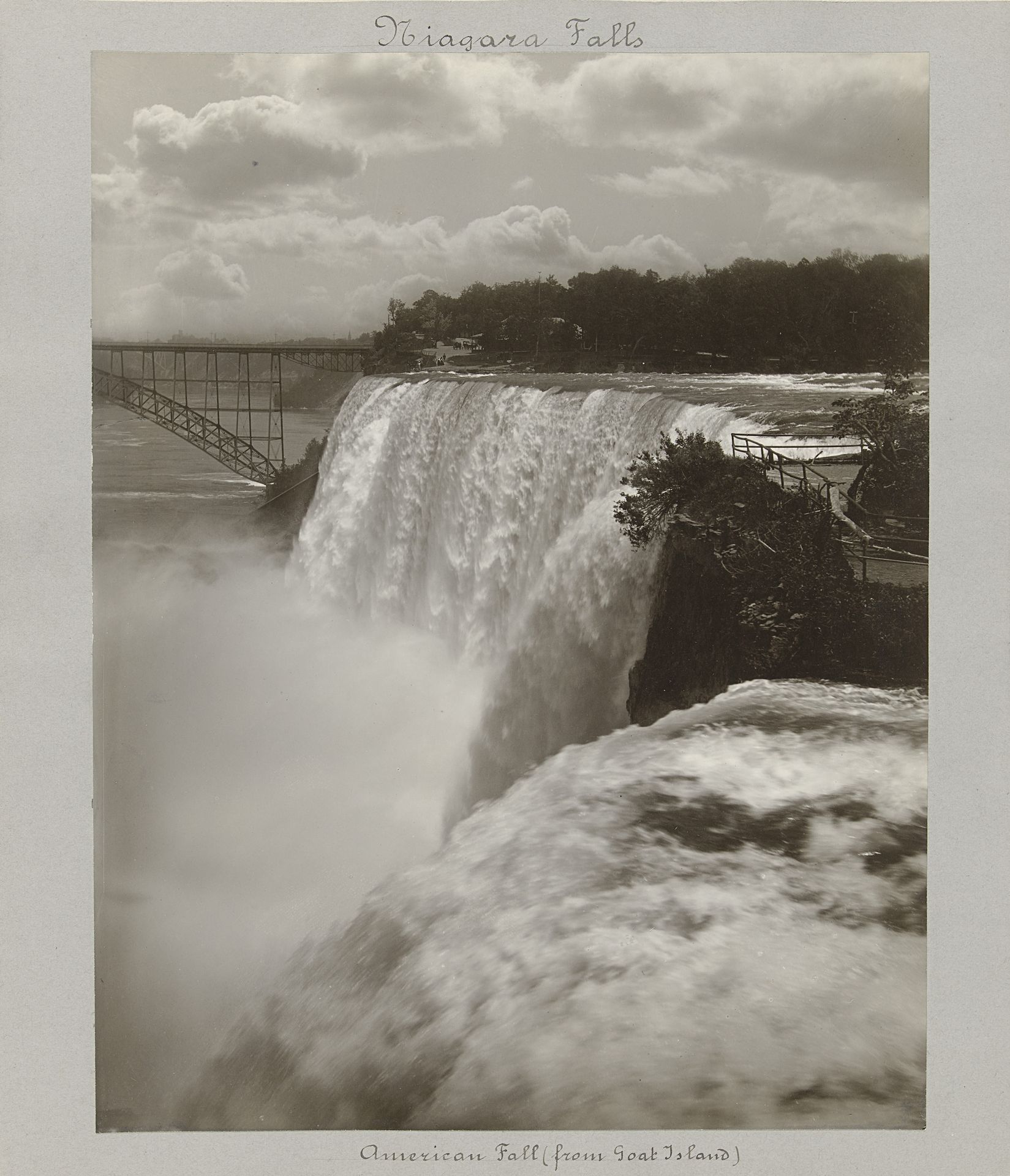Gezicht op de American Falls bij de Niagarawatervallen by H.F. Nielson