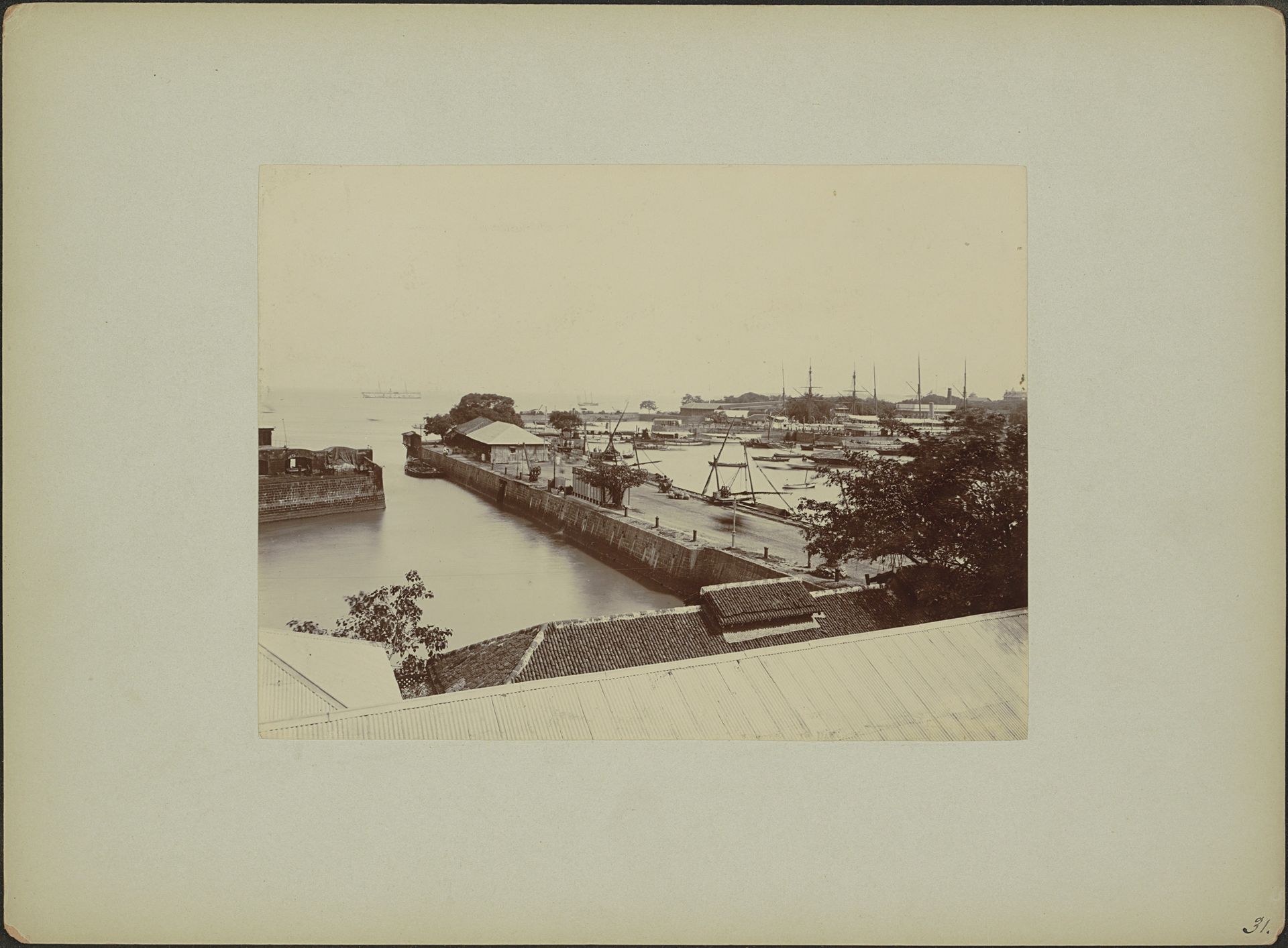 Gezicht op dokken in de haven van Bombay by F.B. Stewart
